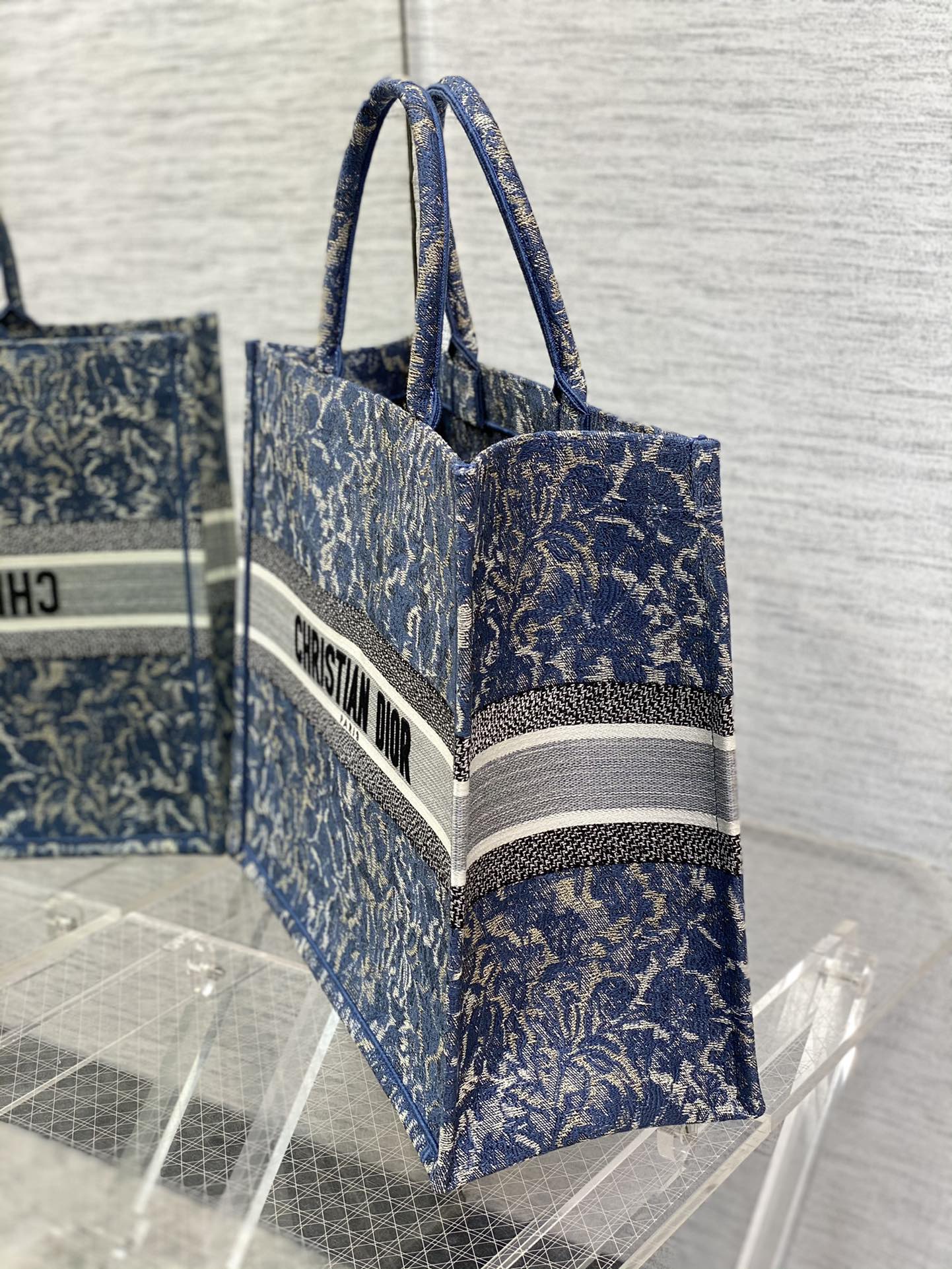 D*or book tote