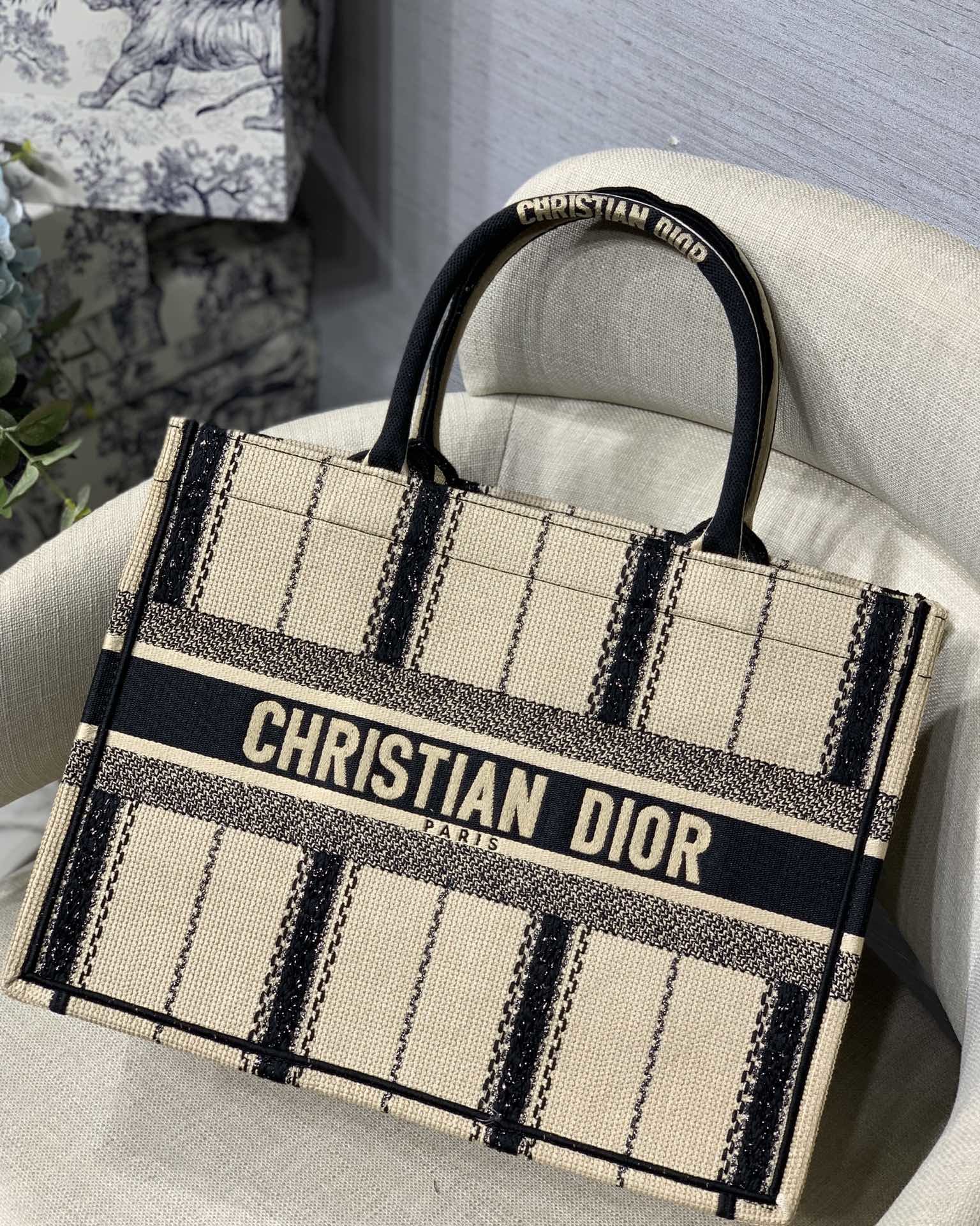 D*or small book tote