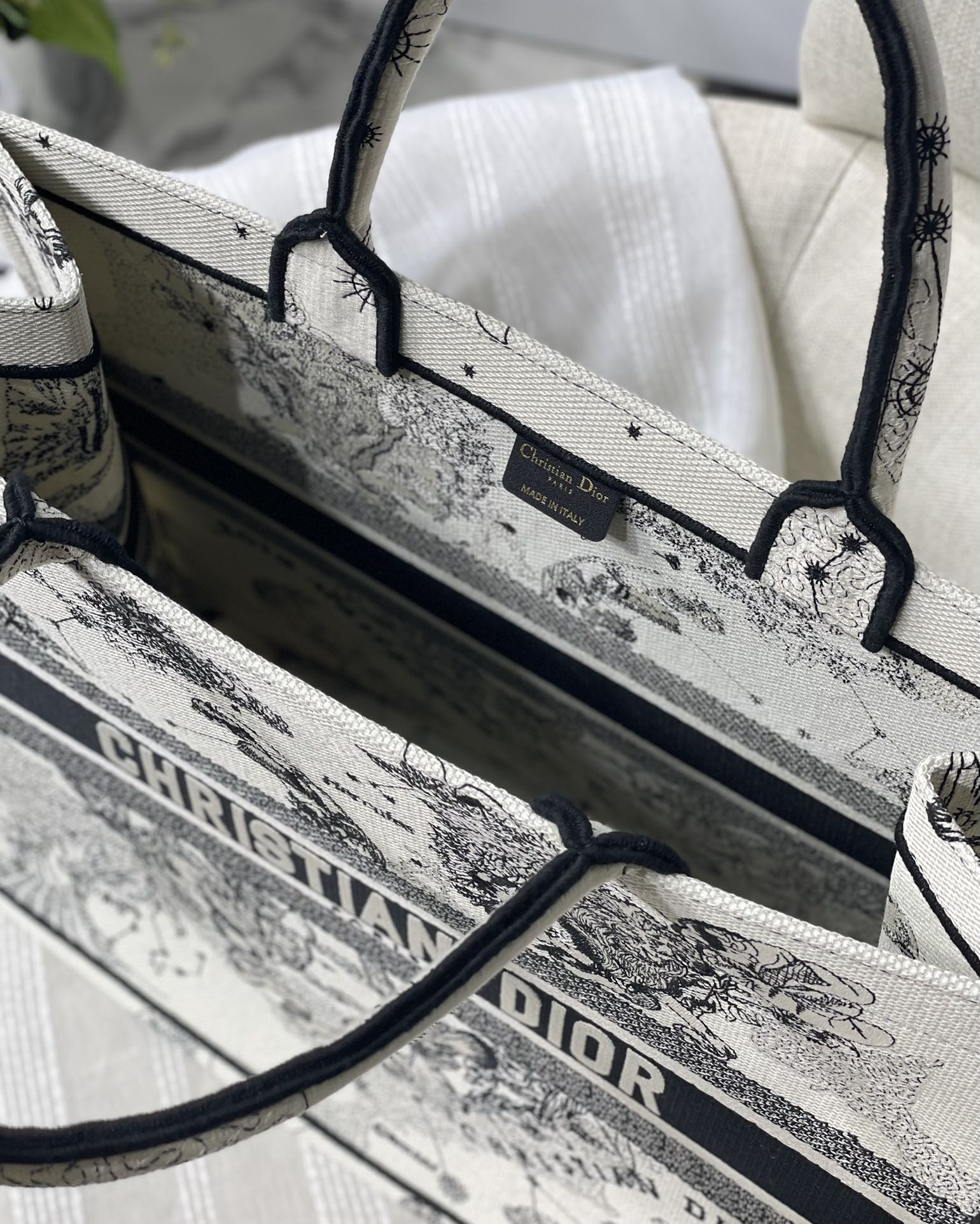 D*or small book tote