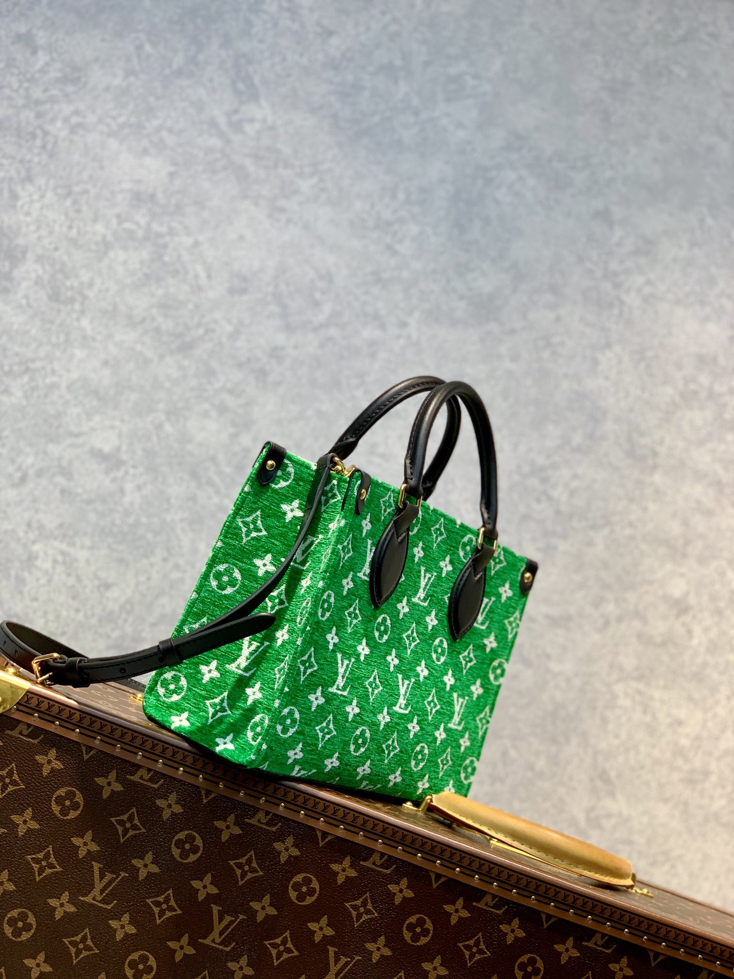 l0*is V*t0n onthego handbag-25*19*11.5 cm