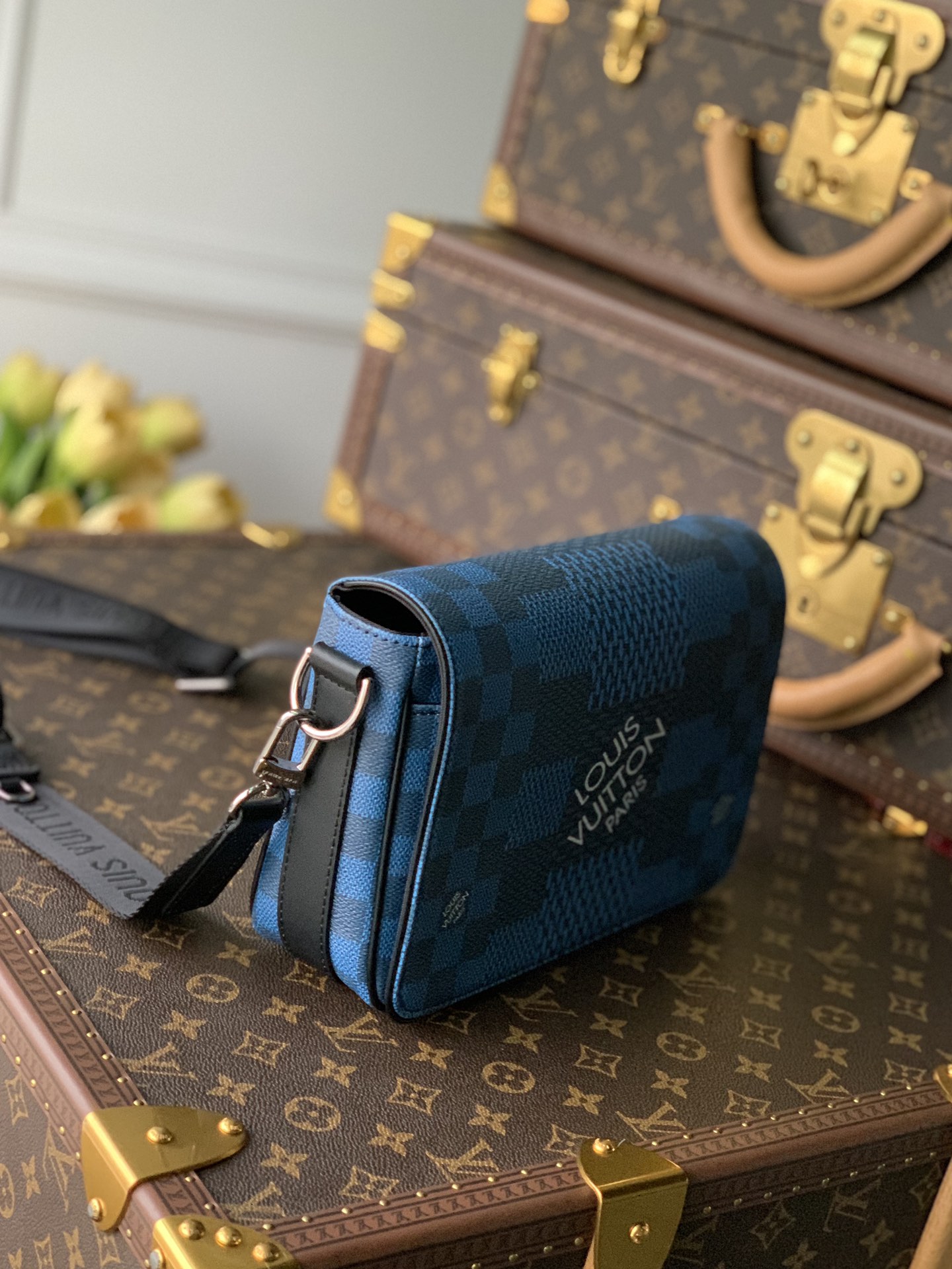 l0*is V*t0n studio messenger bag-23.5* 14*5 cm