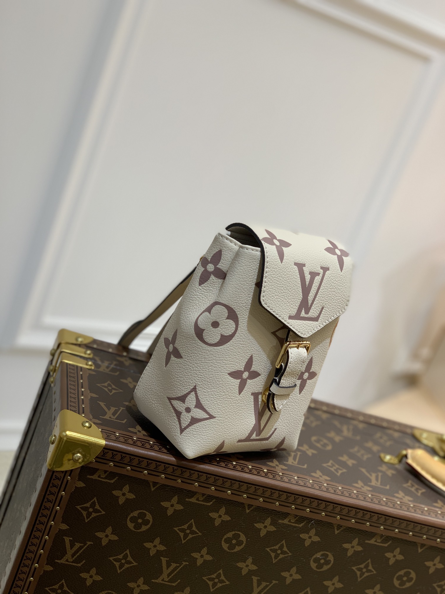 l0*is V*t0n by the pool backpack m80738-13*19*8cm