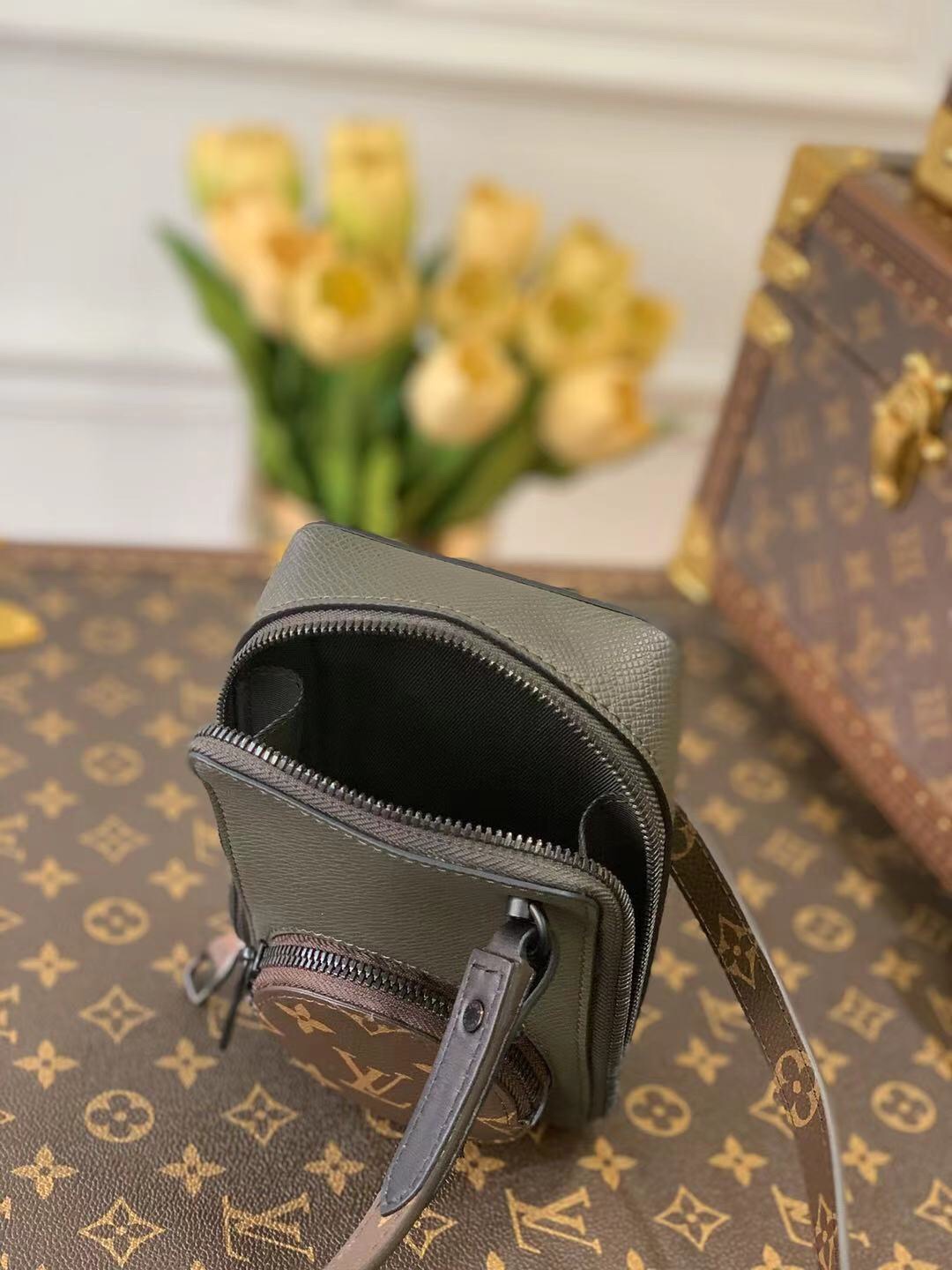 l0*is V*t0n camera bag-m30581 -10x17x4.5cm