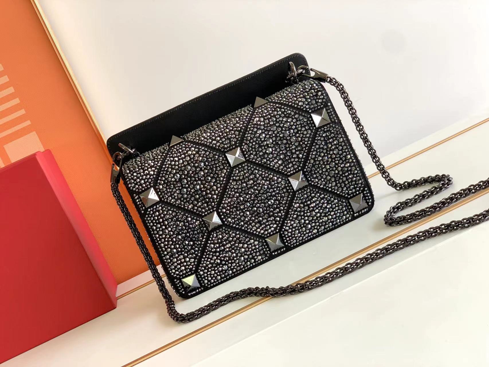Va1e*ntin0 roman stud the soulder bag in nappa with chain-26x16x8cm