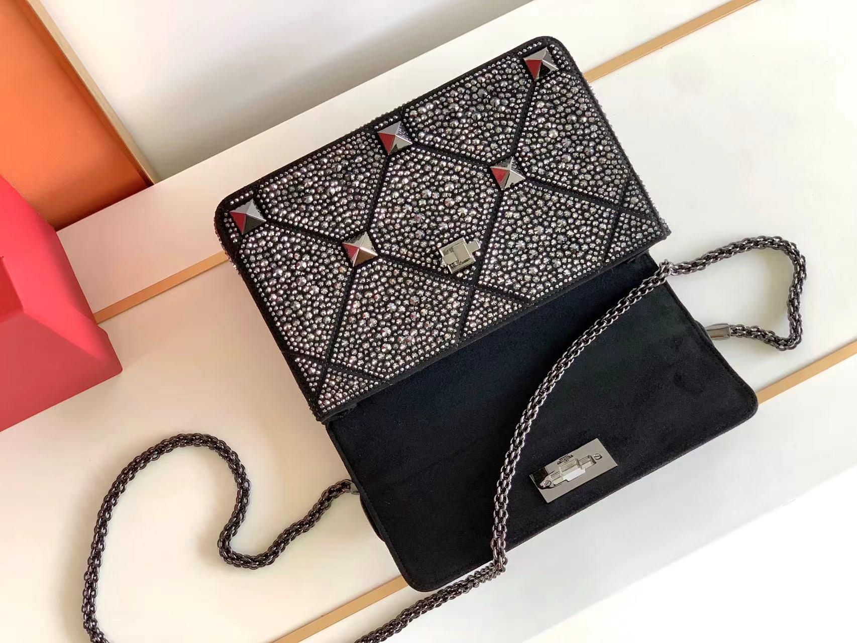 Va1e*ntin0 roman stud the soulder bag in nappa with chain-26x16x8cm