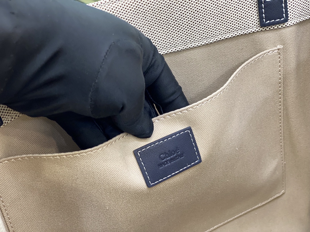 Ch10e woody tote bag