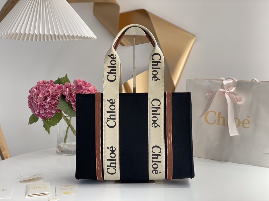 Ch10e woody tote bag