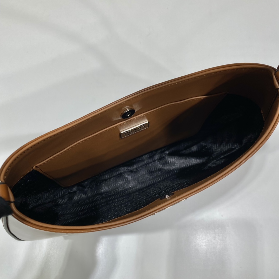 Pra*a cleo handbags-patent leather-26.5*15*4cm