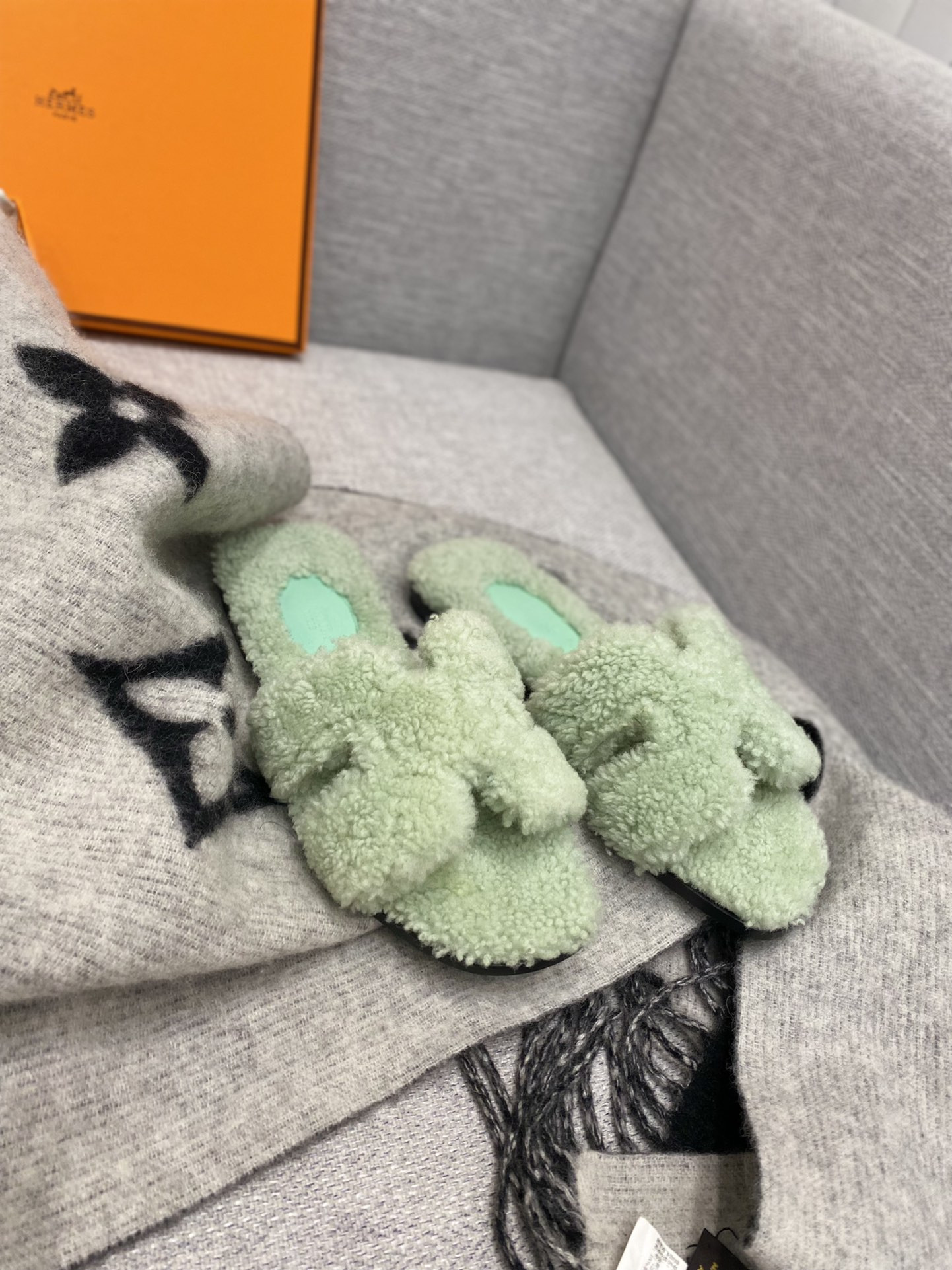 H**mes sandals
