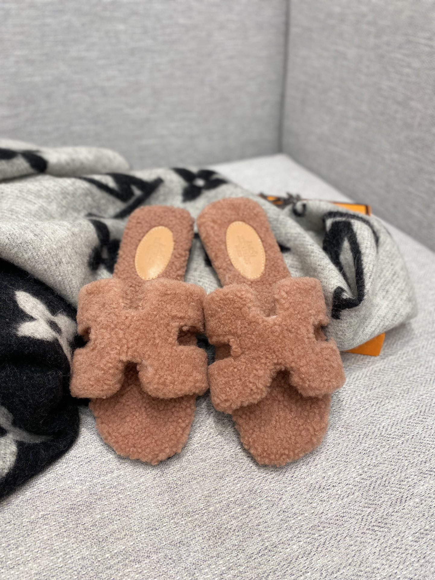 H**mes sandals