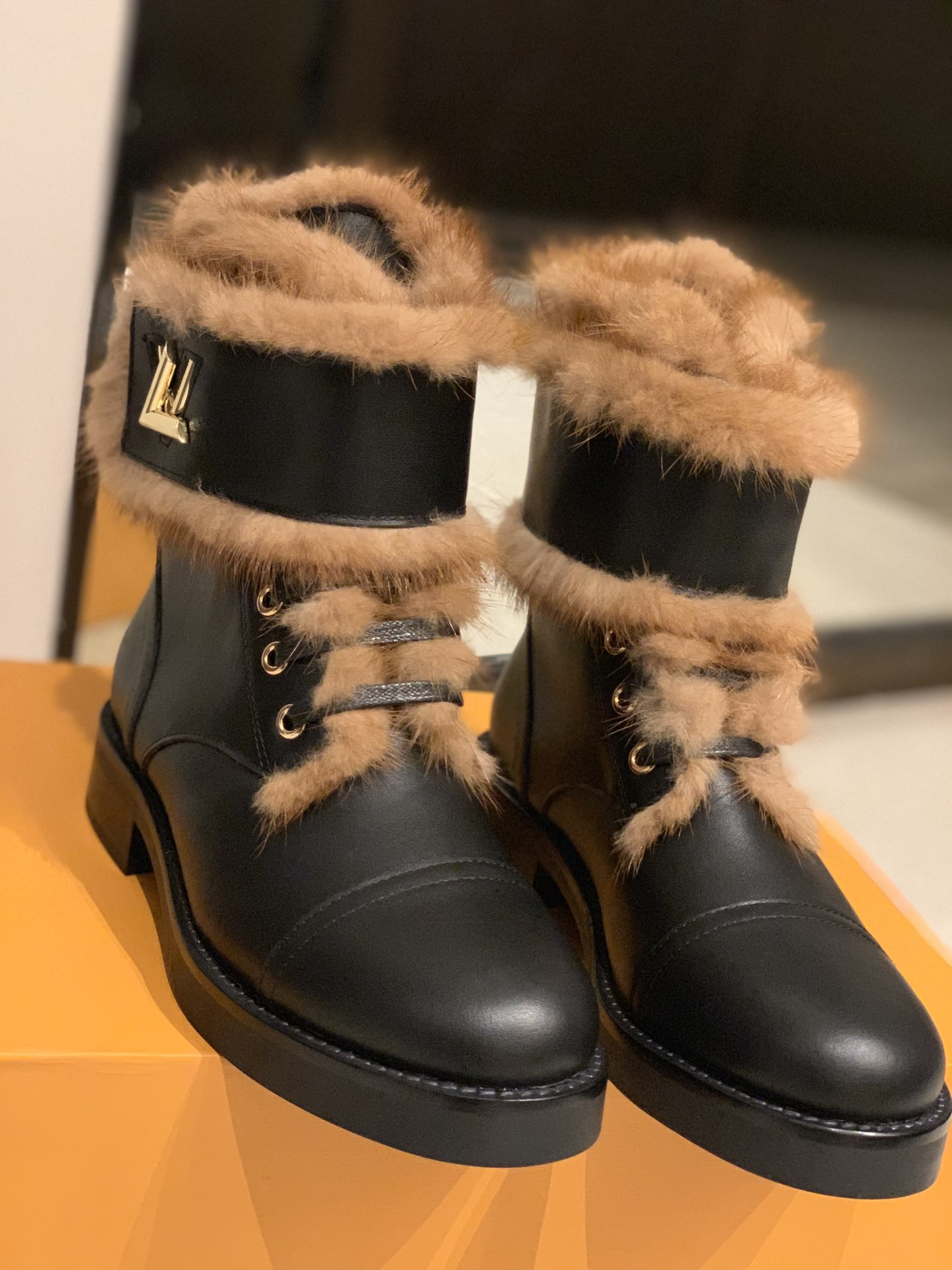 l0*is V*t0n boots