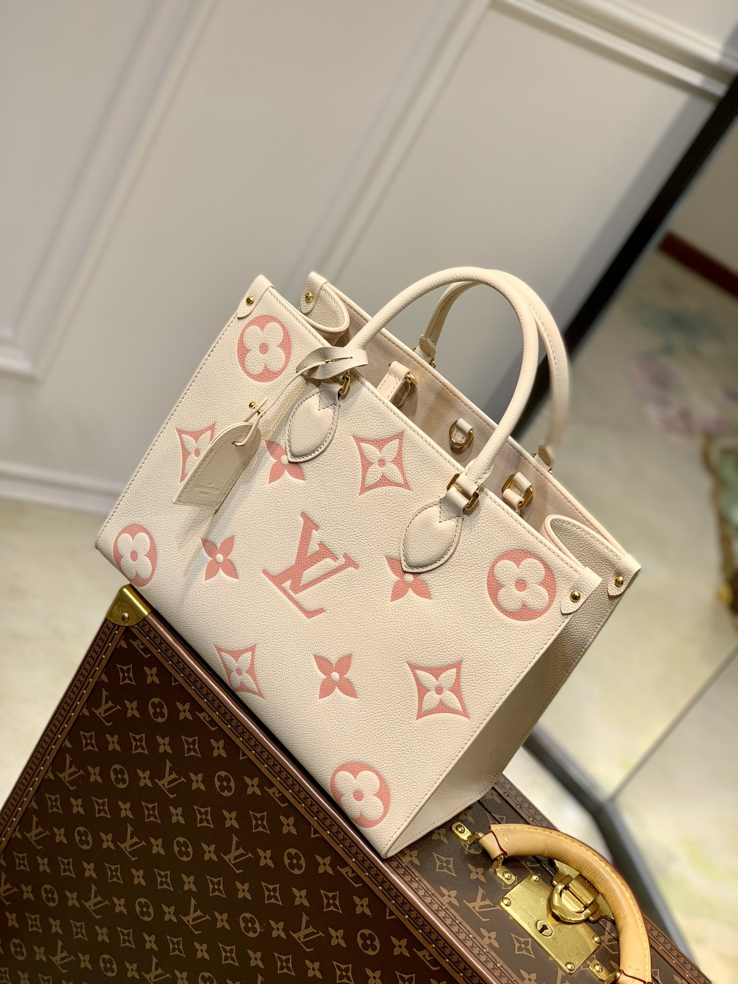 l0*is V*t0n x ykonthego handbag-35 x 27 x 14 cm