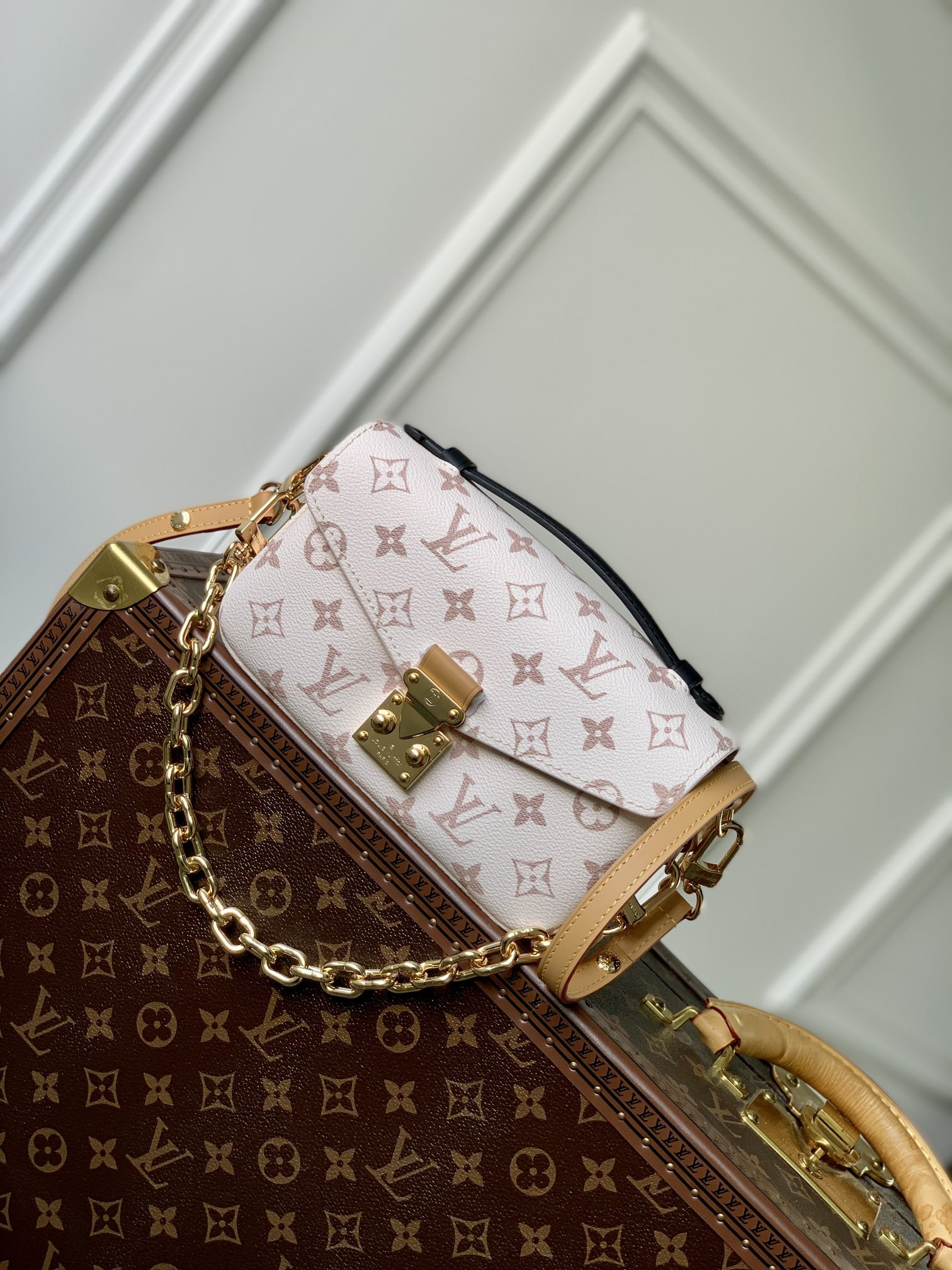 l0*is V*t0n wallet on chain ivy-23.5 x 12.0 x 4.3 cm