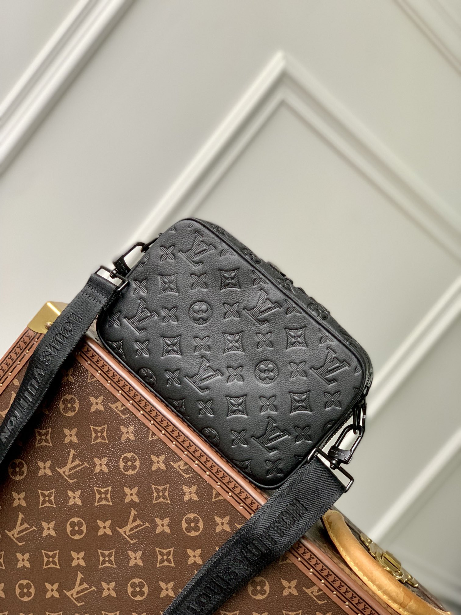 l0*is V*t0n alpha messenger bag- m46955-24 x 16 x 8cm