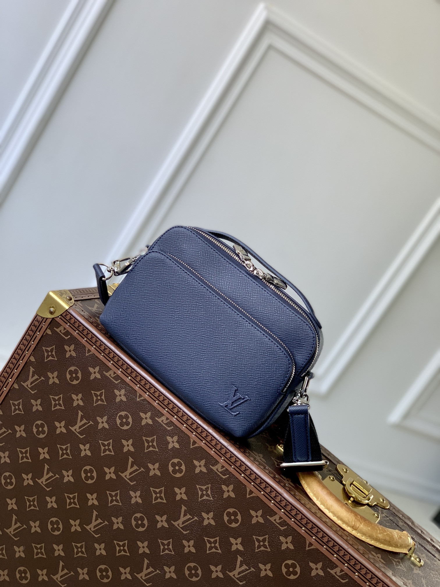 l0*is V*t0n avenue bag-22.5 x 15.5 x 7.5cm