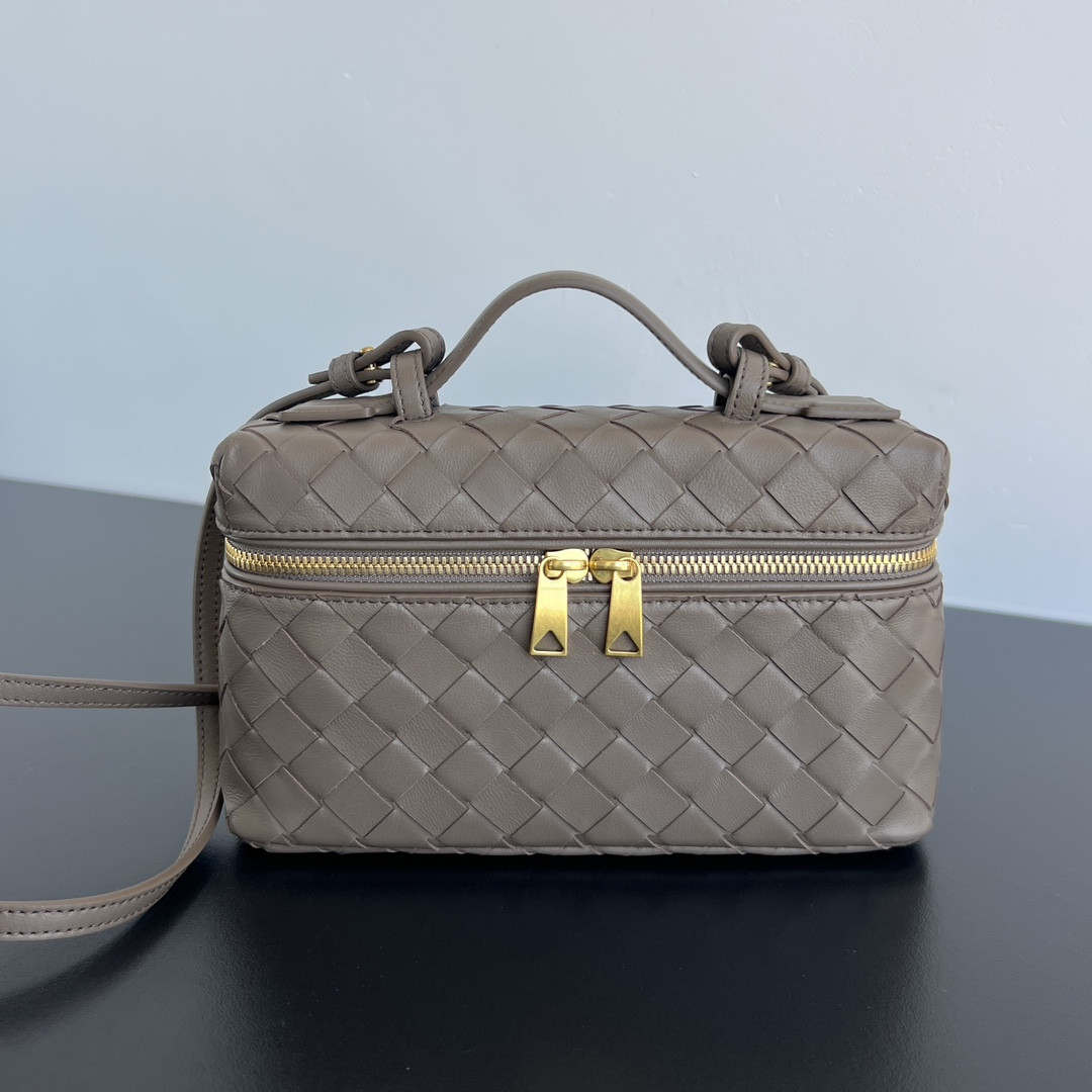 b0tt*ga Ven*ta vanity case bag-22x12.5x5cm
