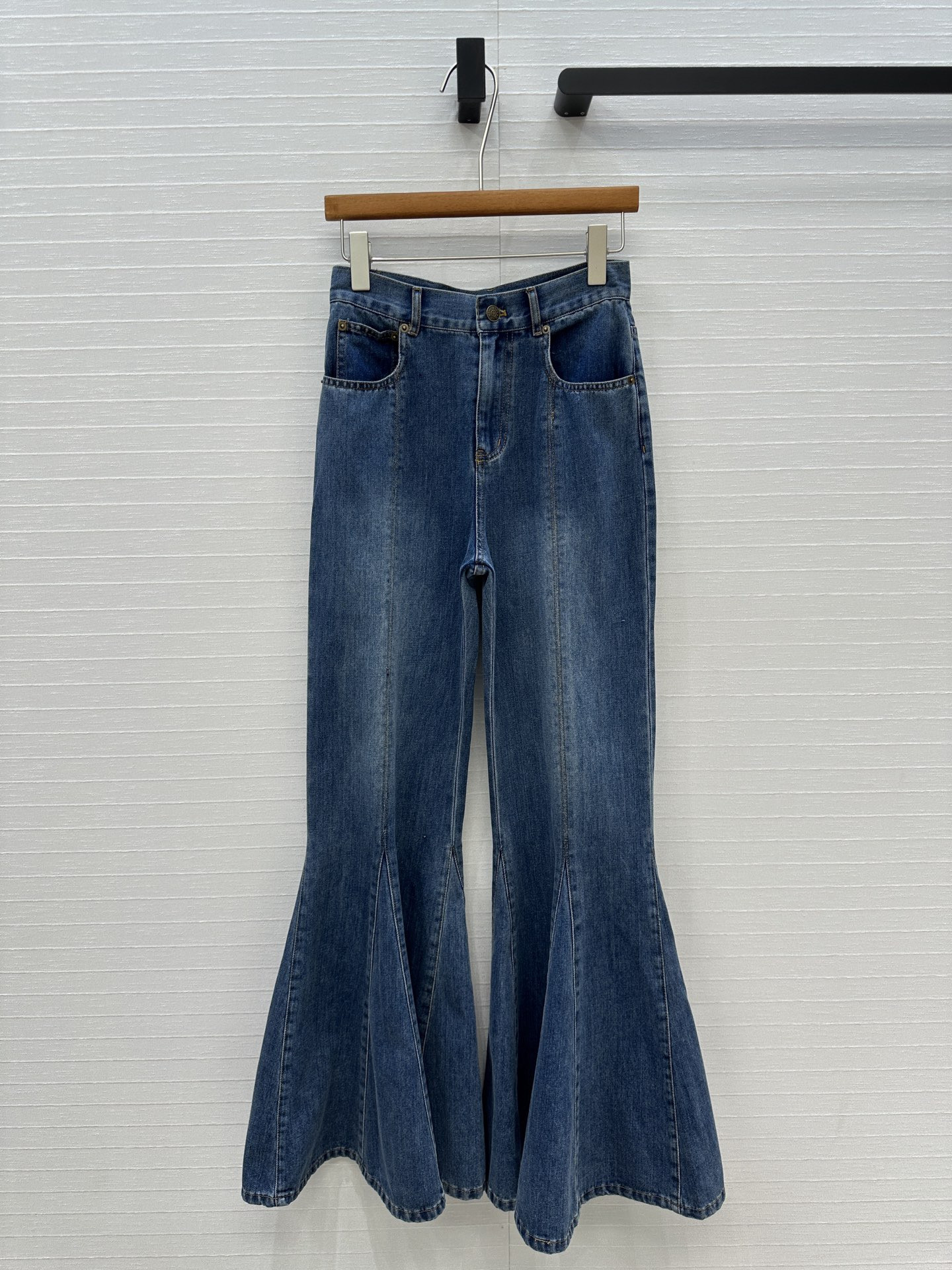 ch10é fluid flare jeans in De*1m