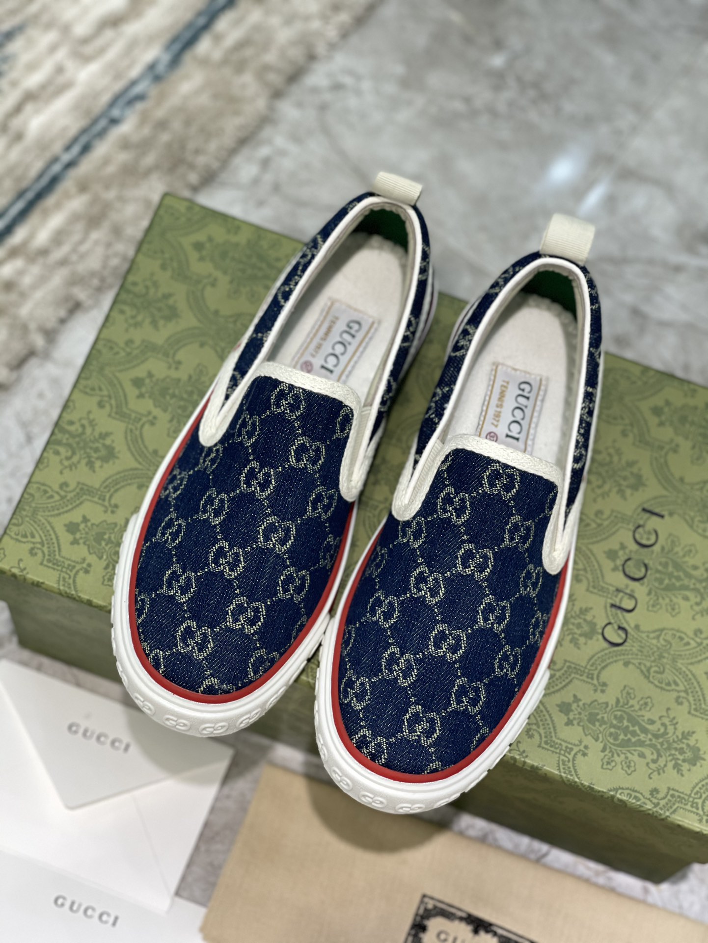 G*u*i disney sneakers