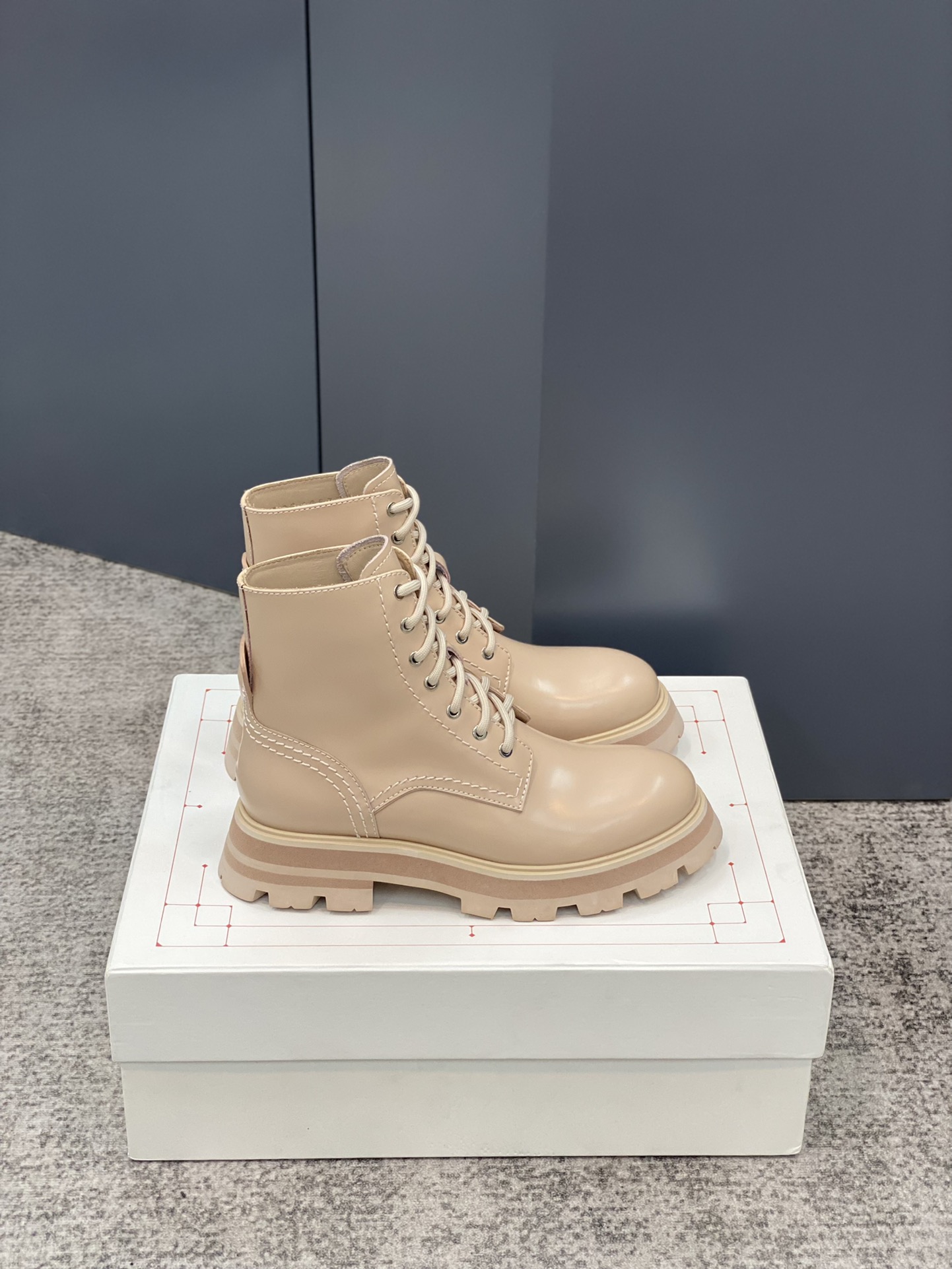 A1exa*der m*q*en boots