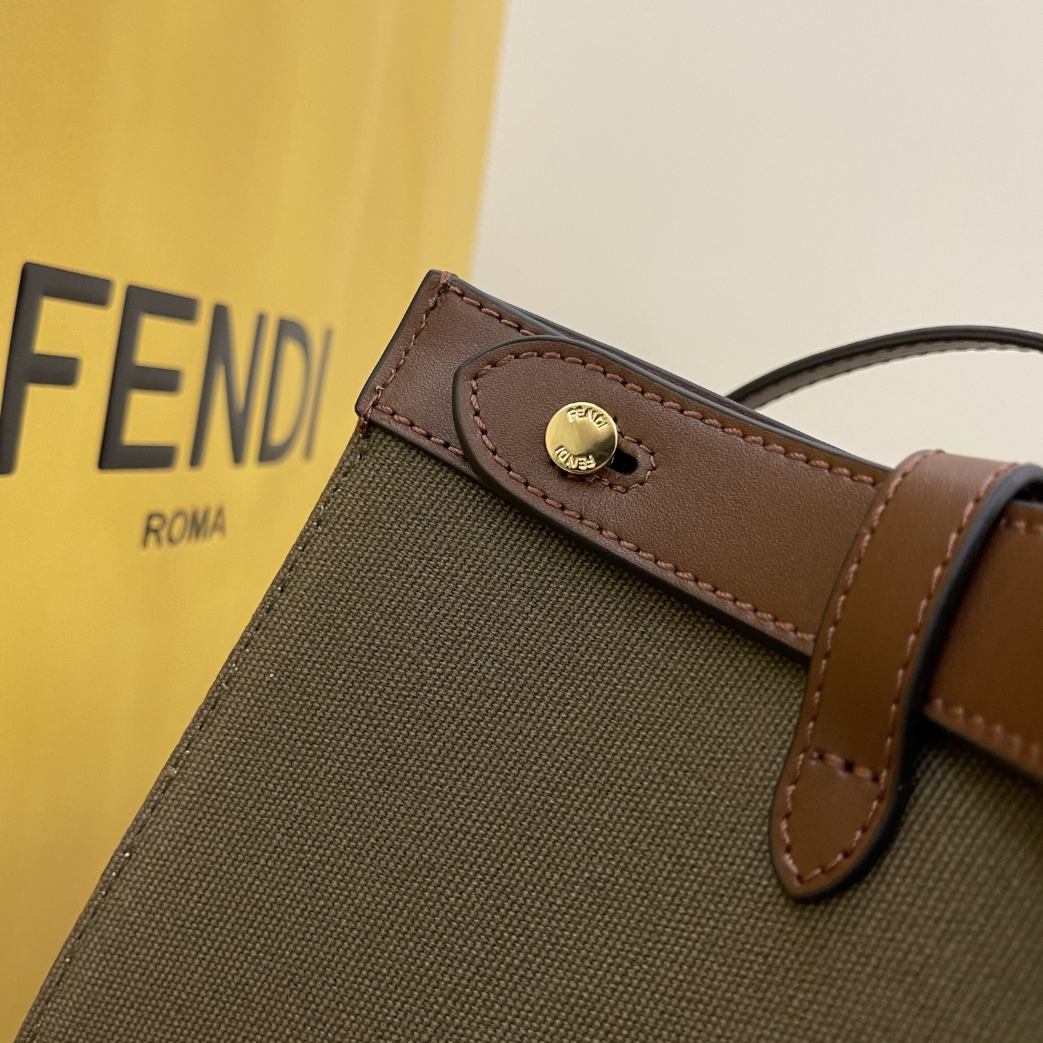 F**di peekabootote-41*29*16cm