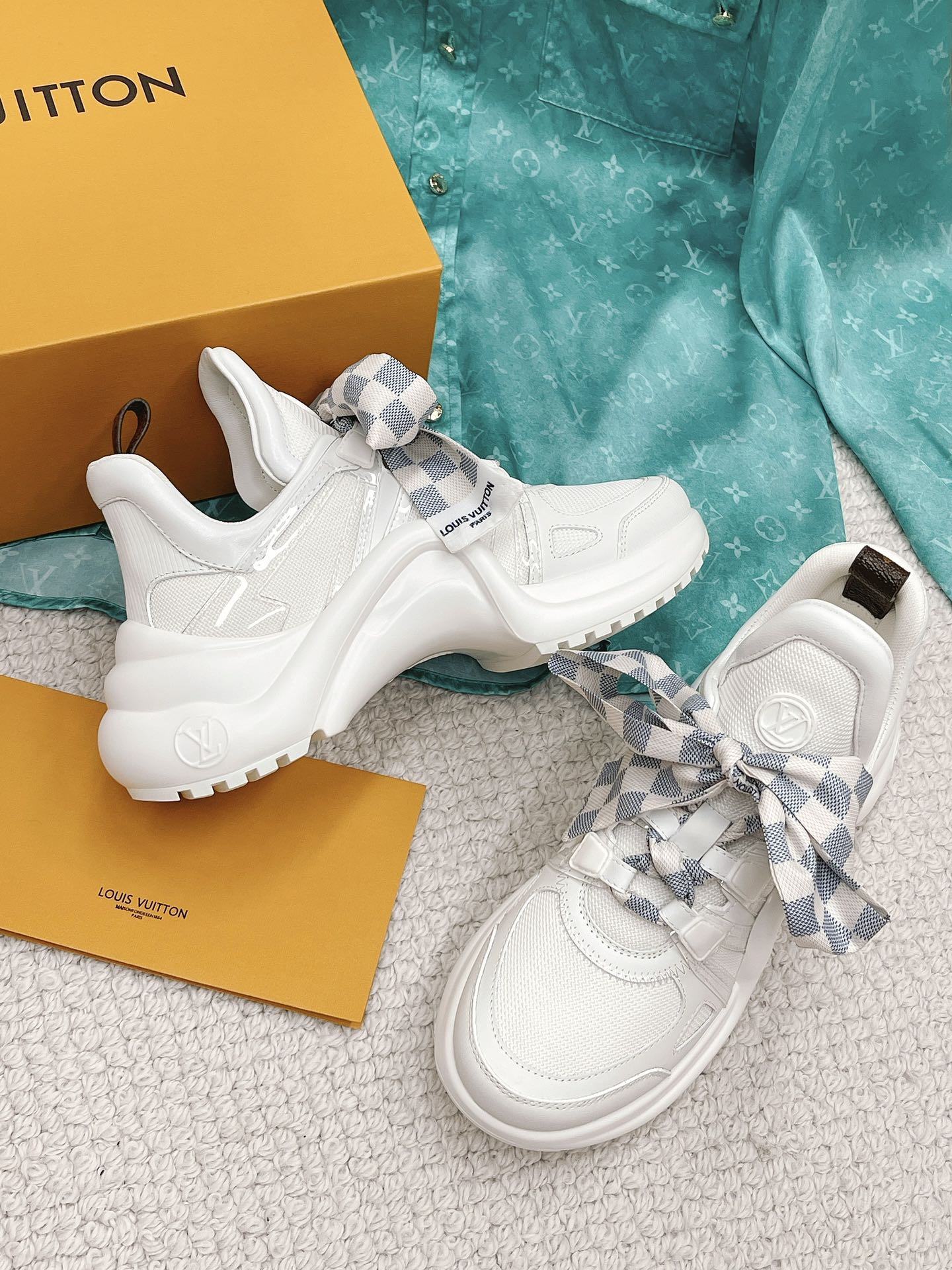 l0*is V*t0n archlight sneaker