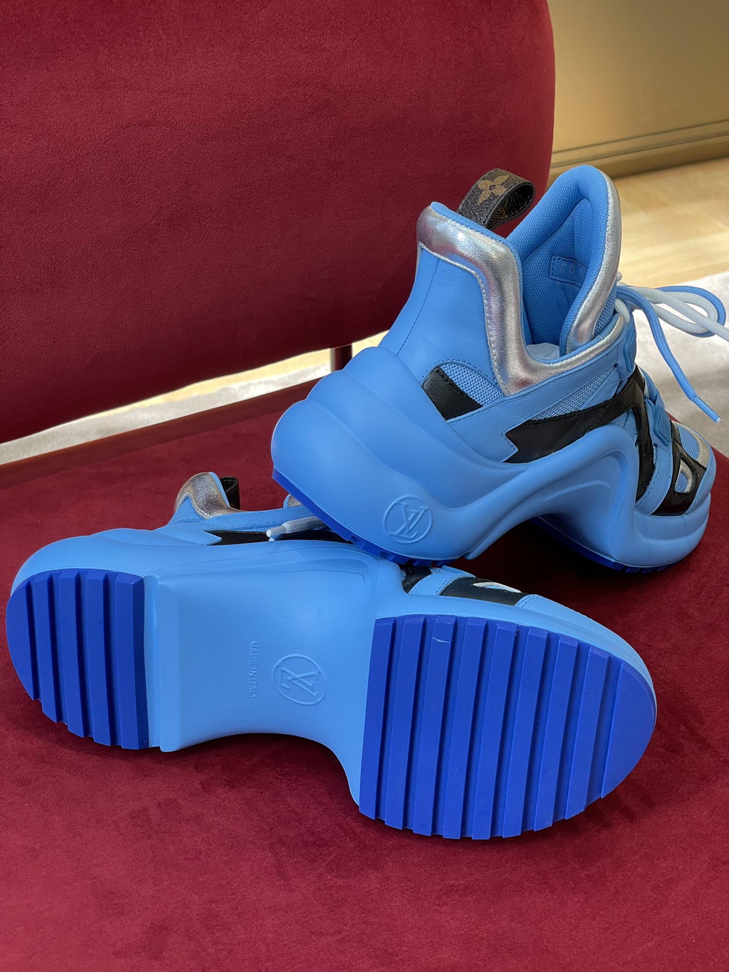 l0*is V*t0n archlight sneaker