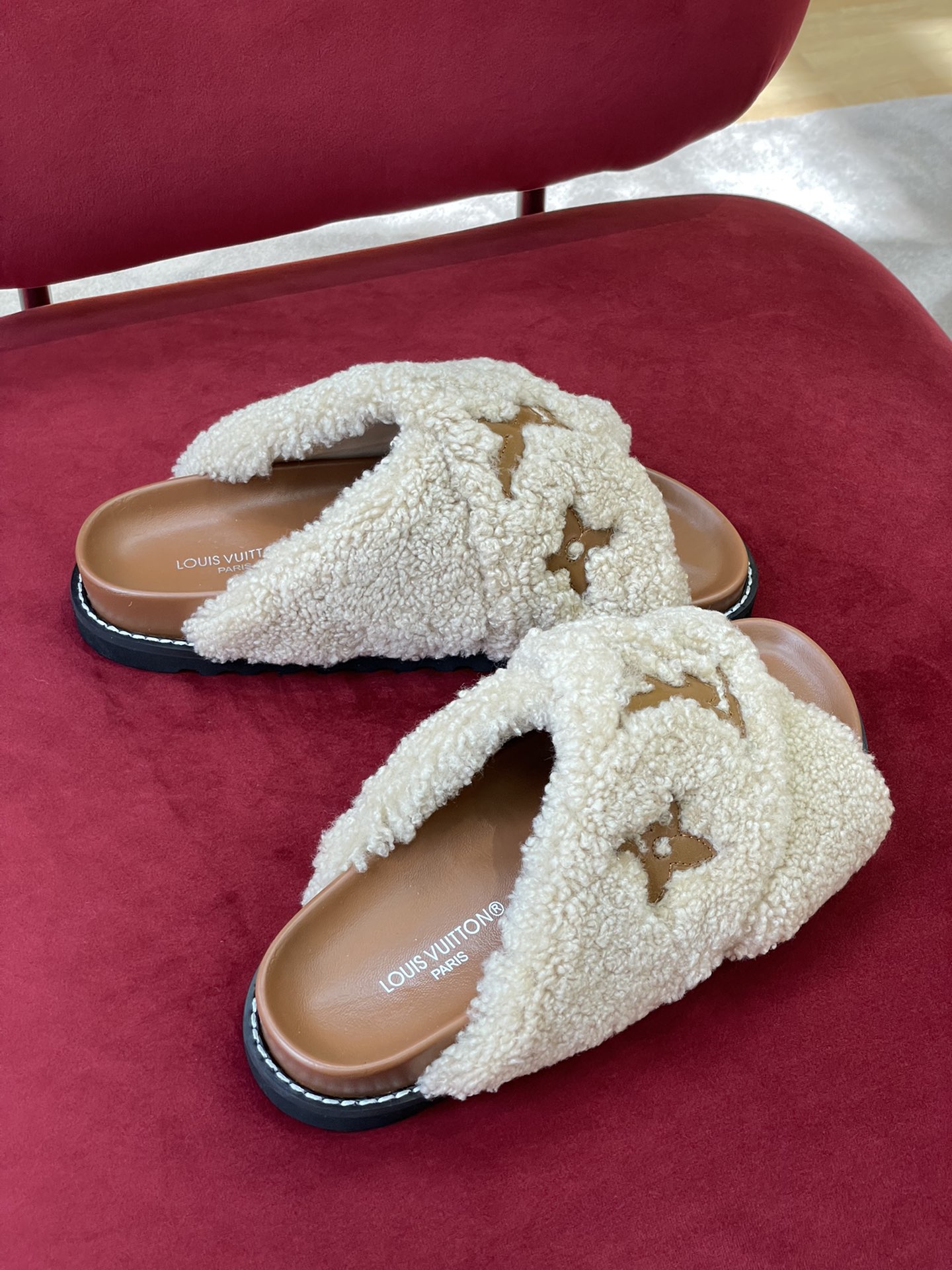 l0*is V*t0n paseo sandals