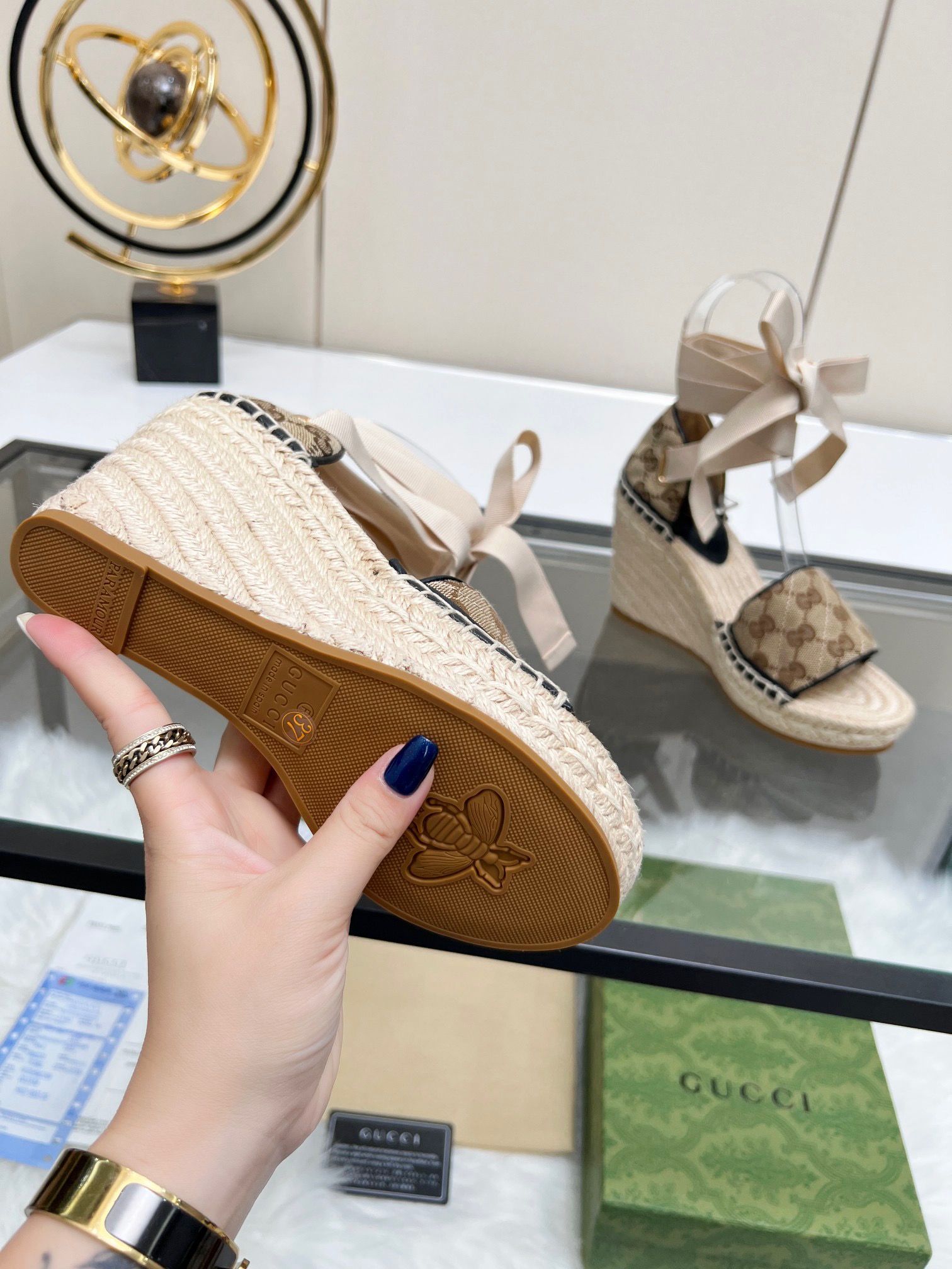 G*u*i sandals