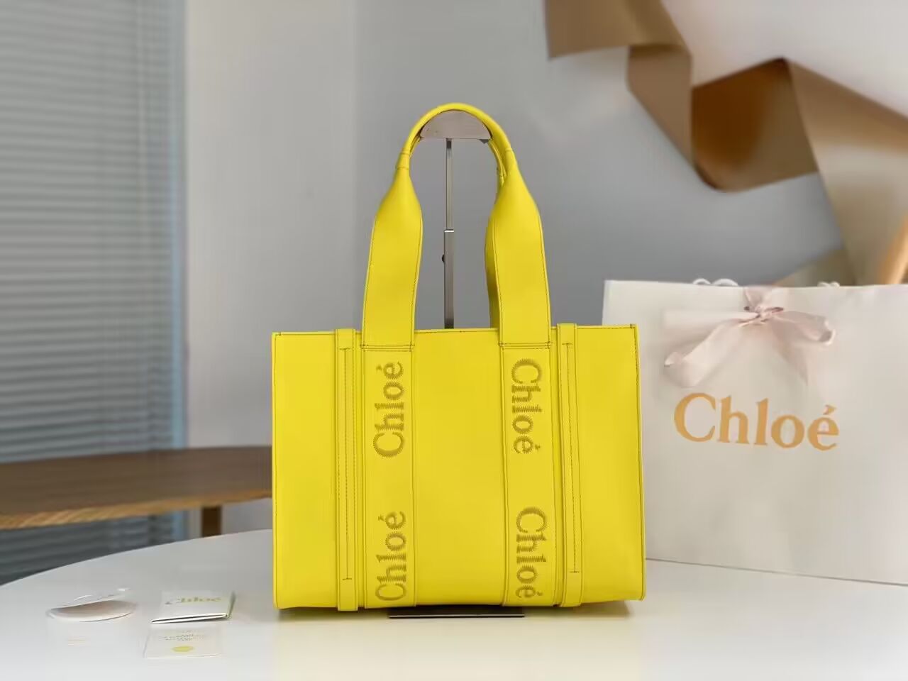 Ch10e woody tote bag