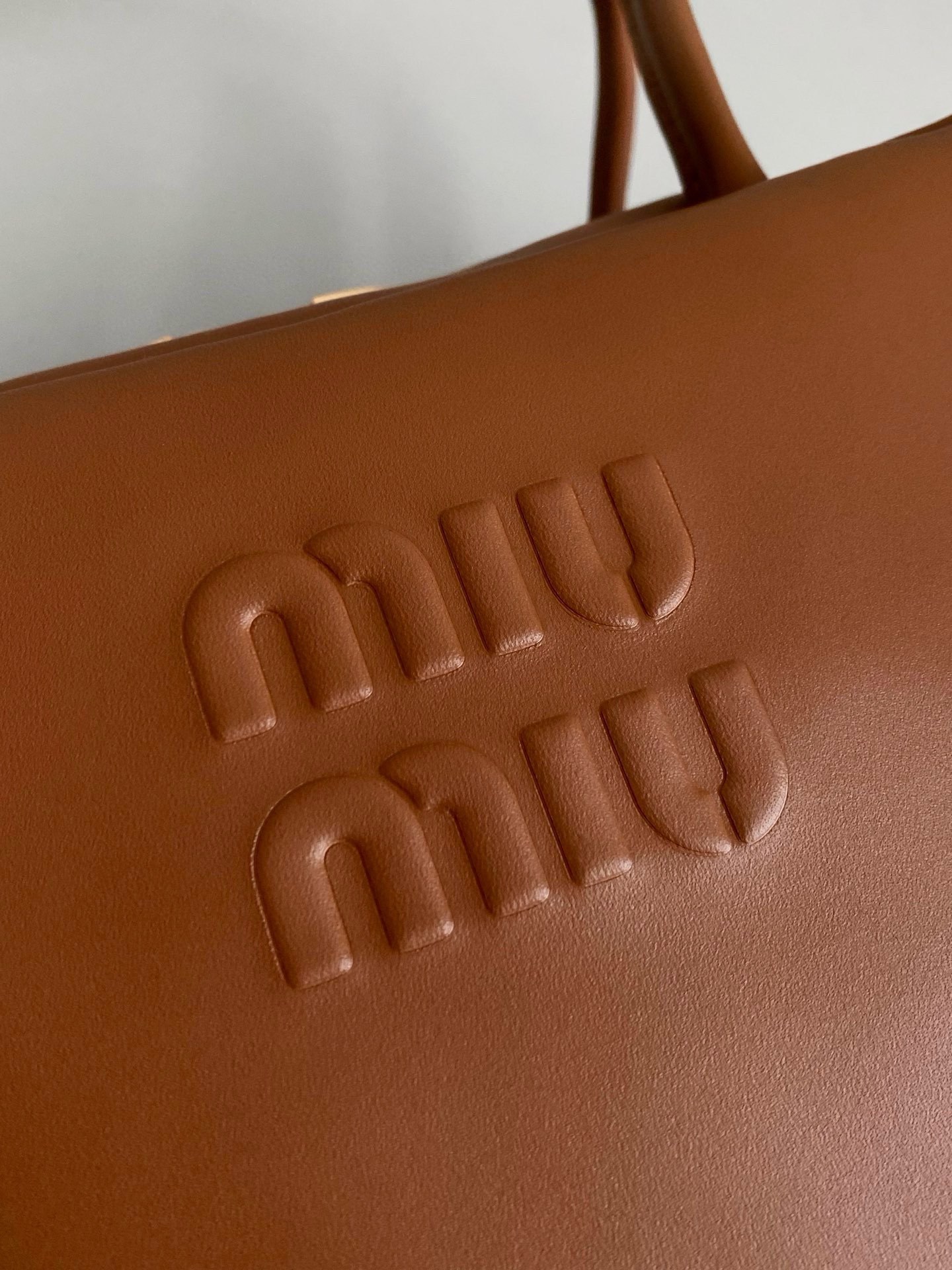 M*um*u leather top handbag-34x23x12cm