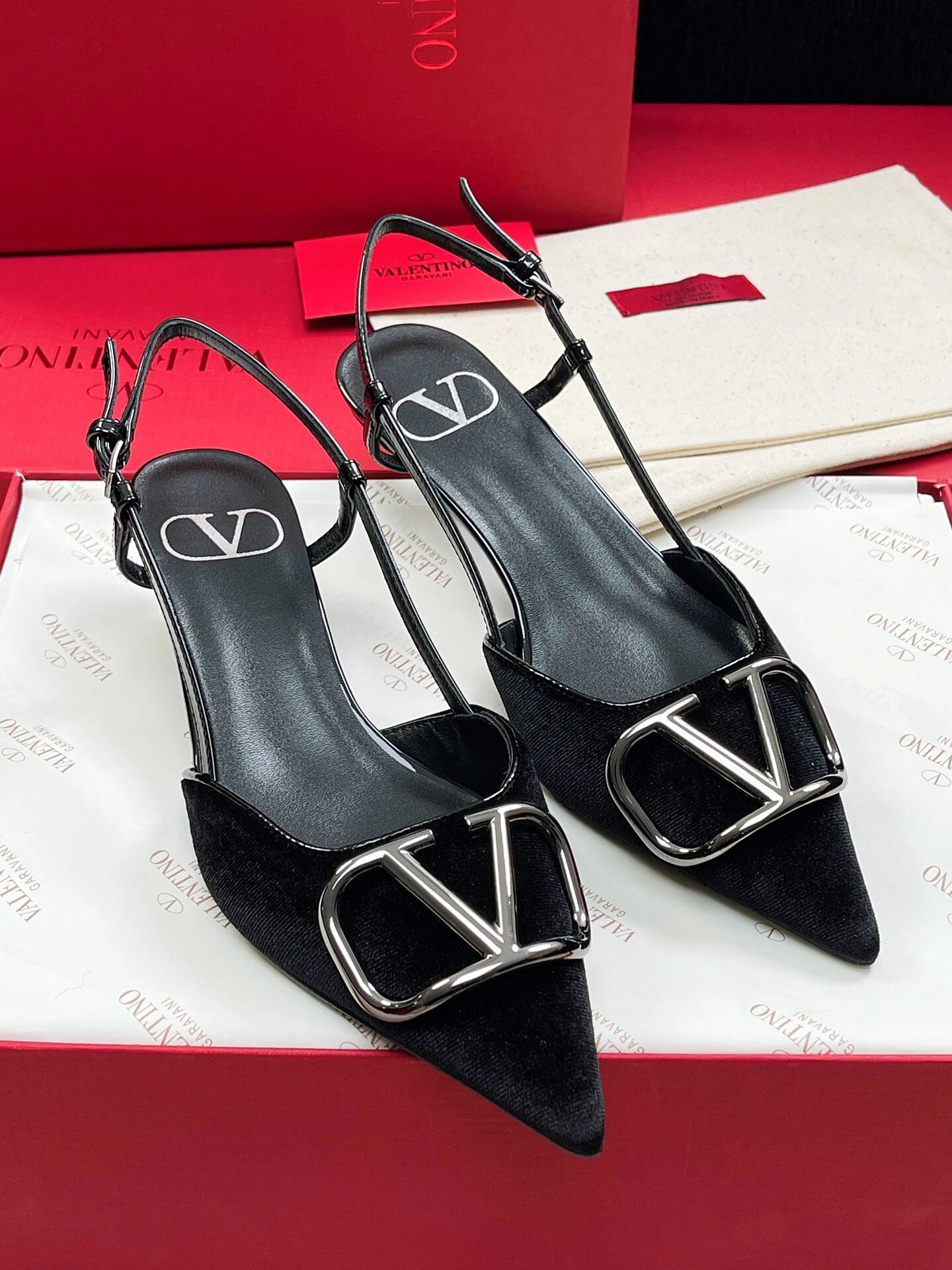 Va1e*ntin0 heels