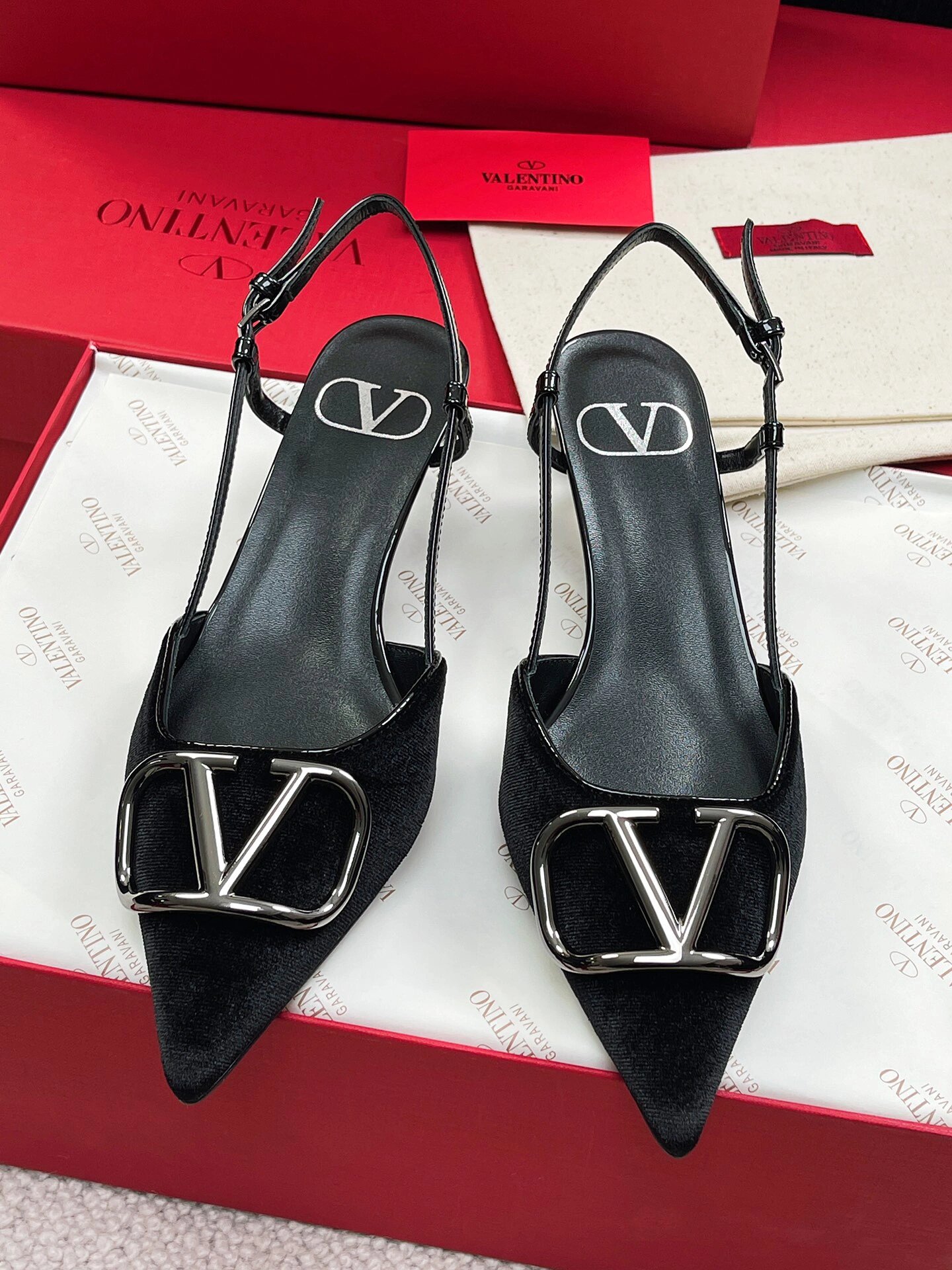 Va1e*ntin0 heels