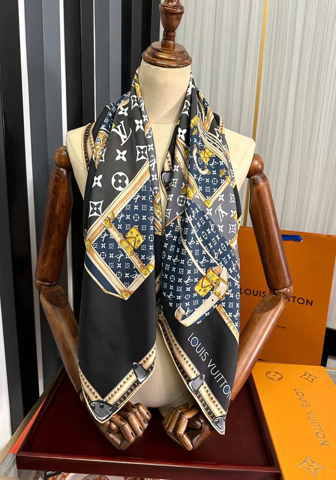 l0*is V*t0n scarf