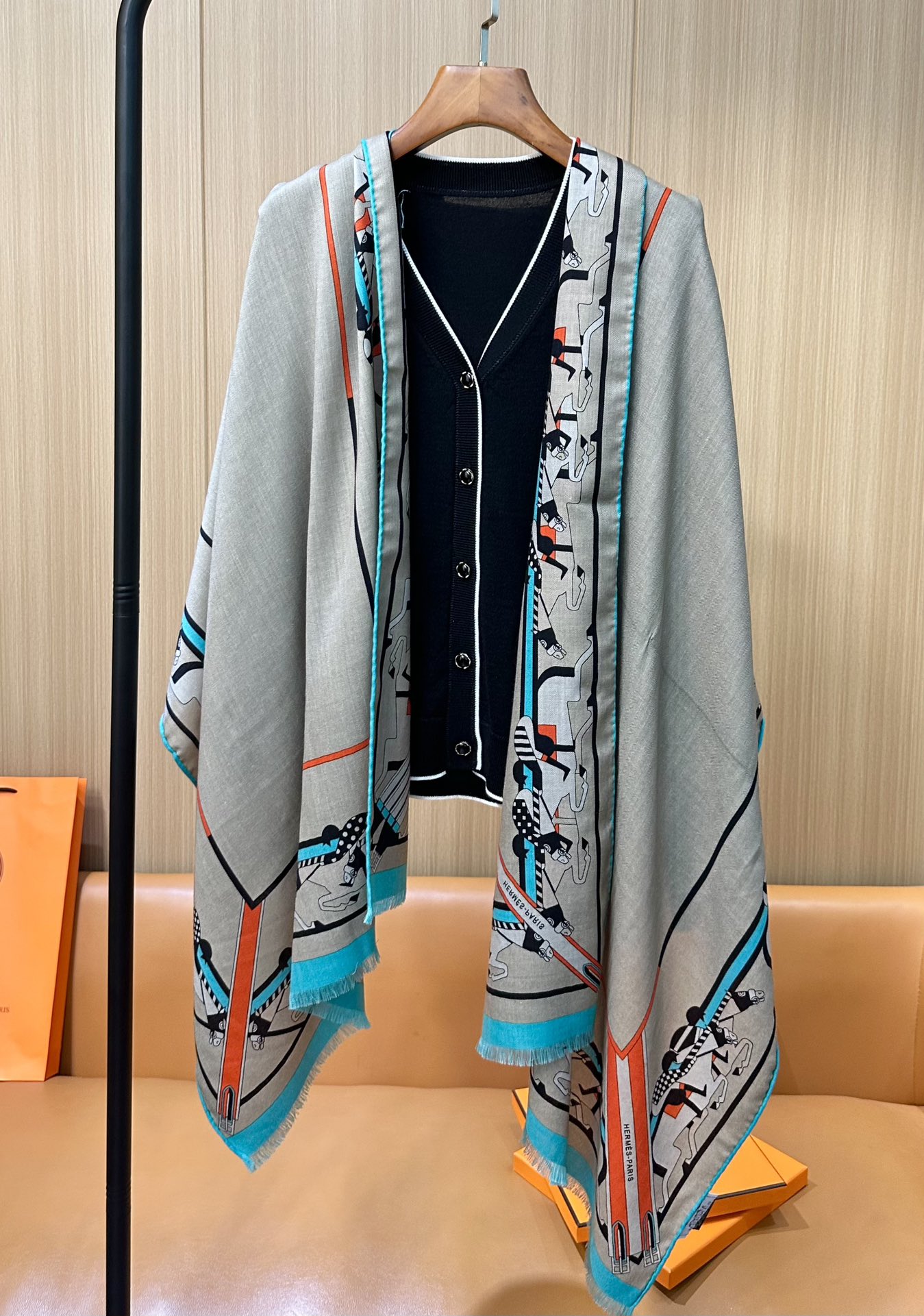 H**me5 scarf