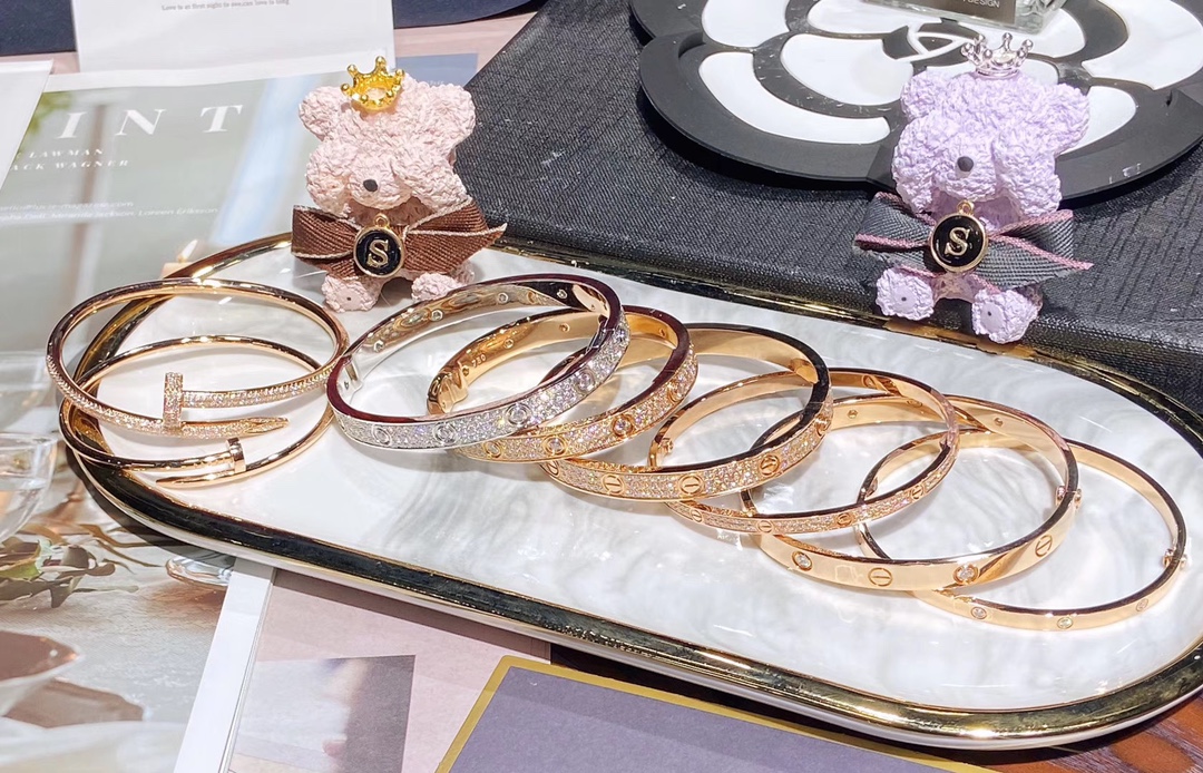 Ca*t*er bracelet