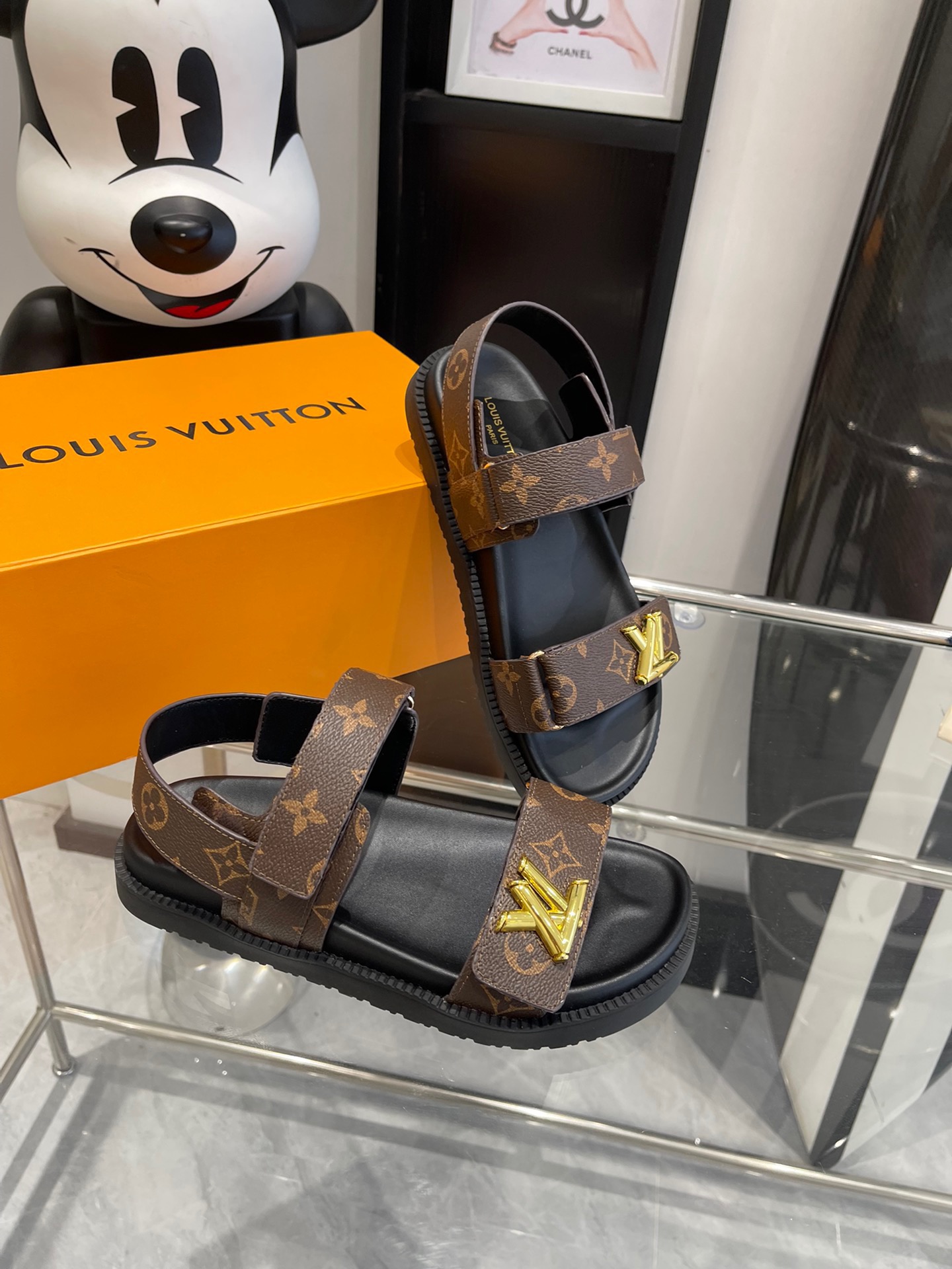 l0vis Vvtt0n sandals