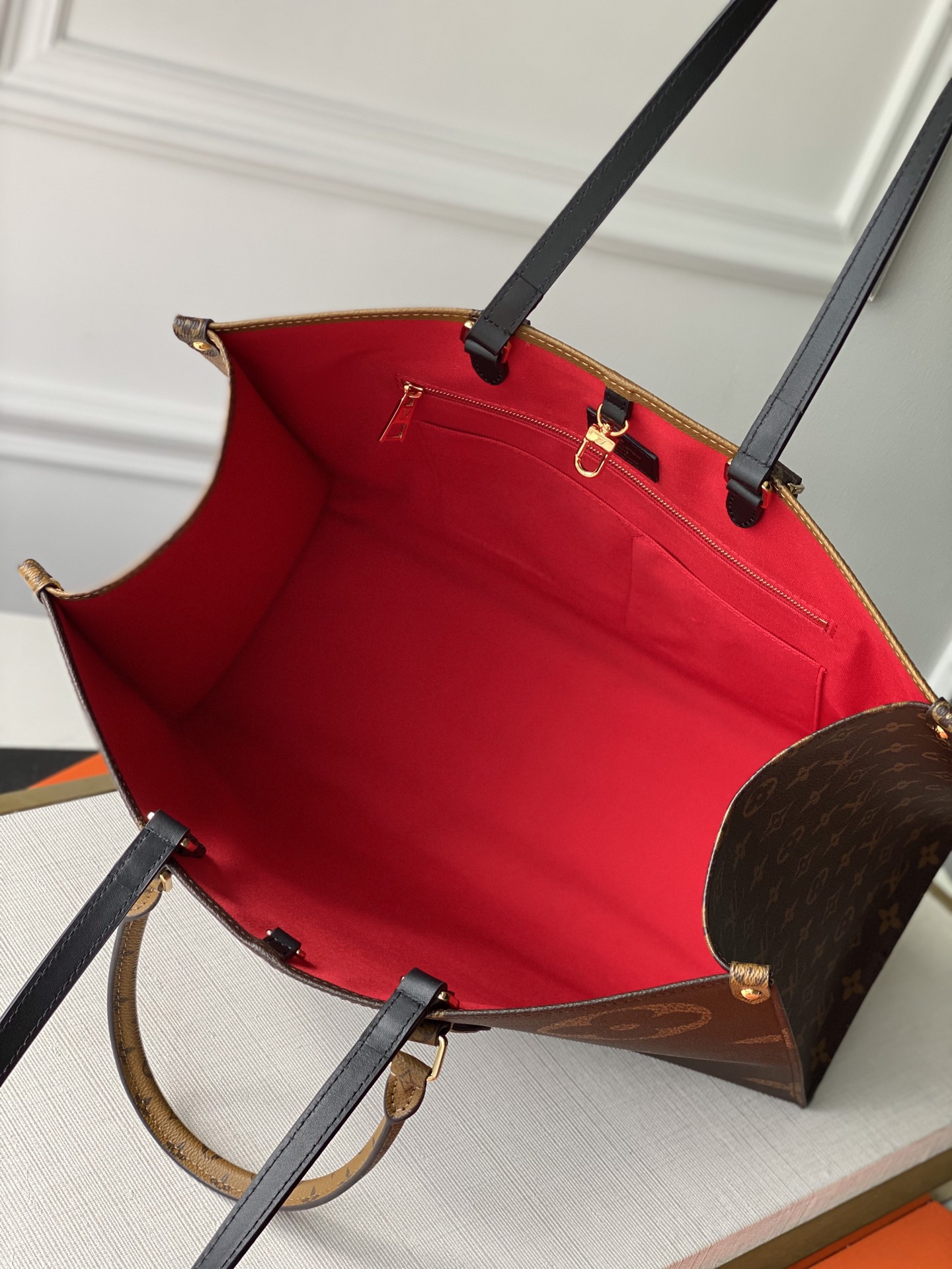 l0*is V*t0n onthego handbag-41*34*19cm(black strap)