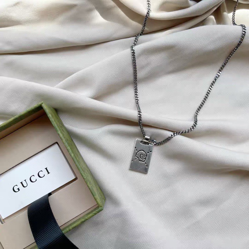 G*u*i choker