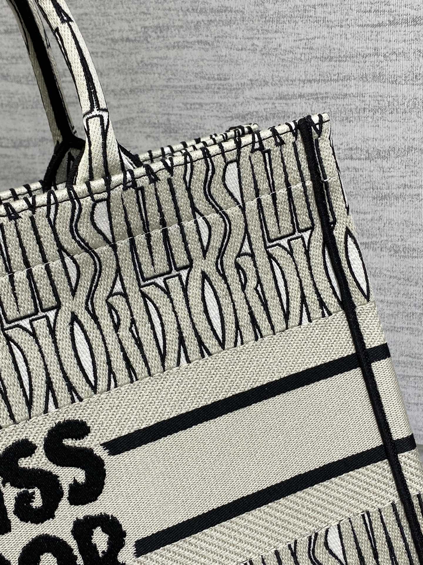 D*or small book tote-36.5cm