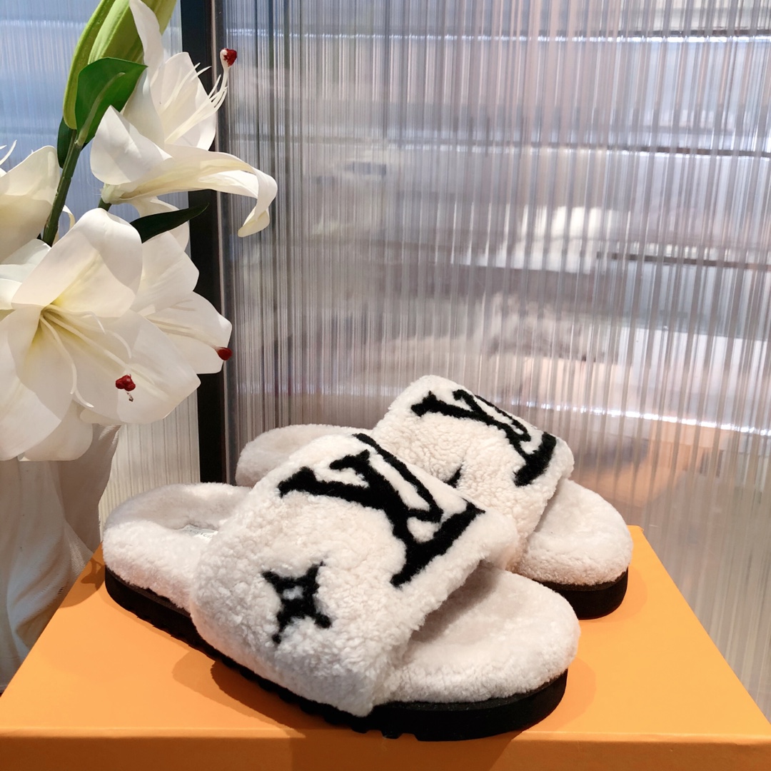 l0*is V*t0n slippers