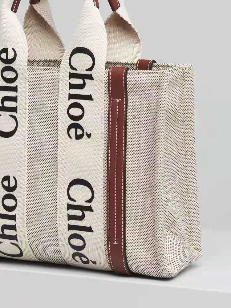 Ch10e woody tote bag
