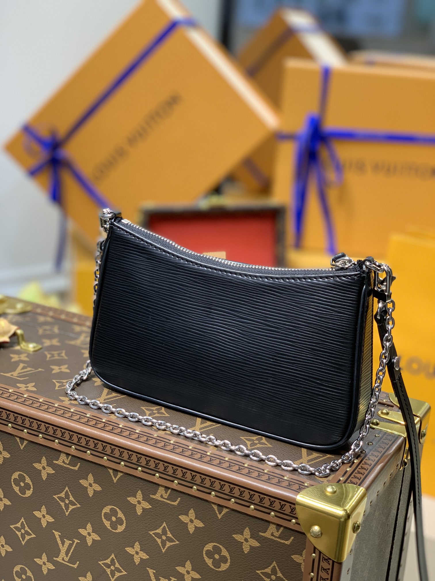 l0*is V*t0n easy pouch on strap-19*11.5*3cm
