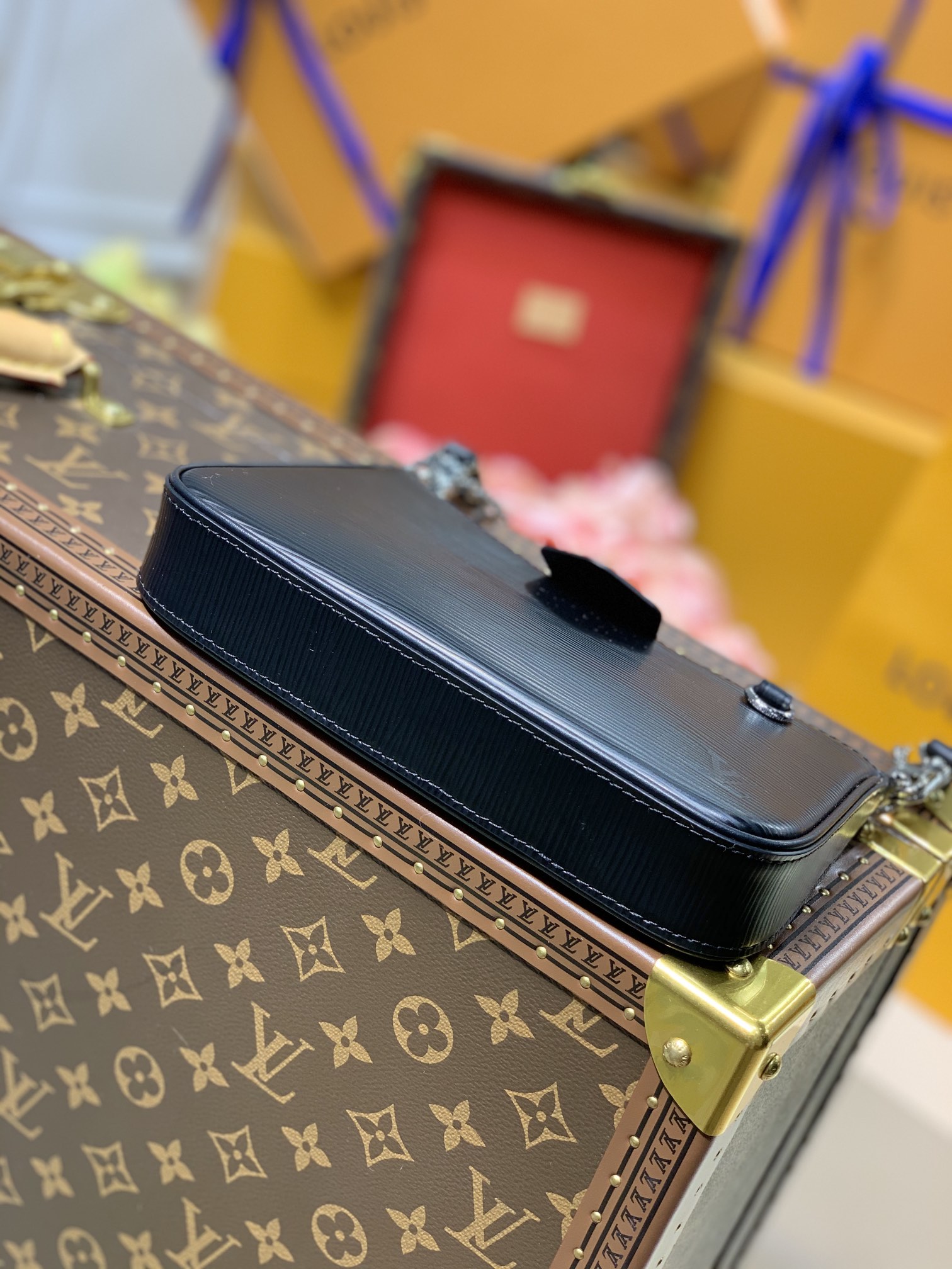 l0*is V*t0n easy pouch on strap-19*11.5*3cm