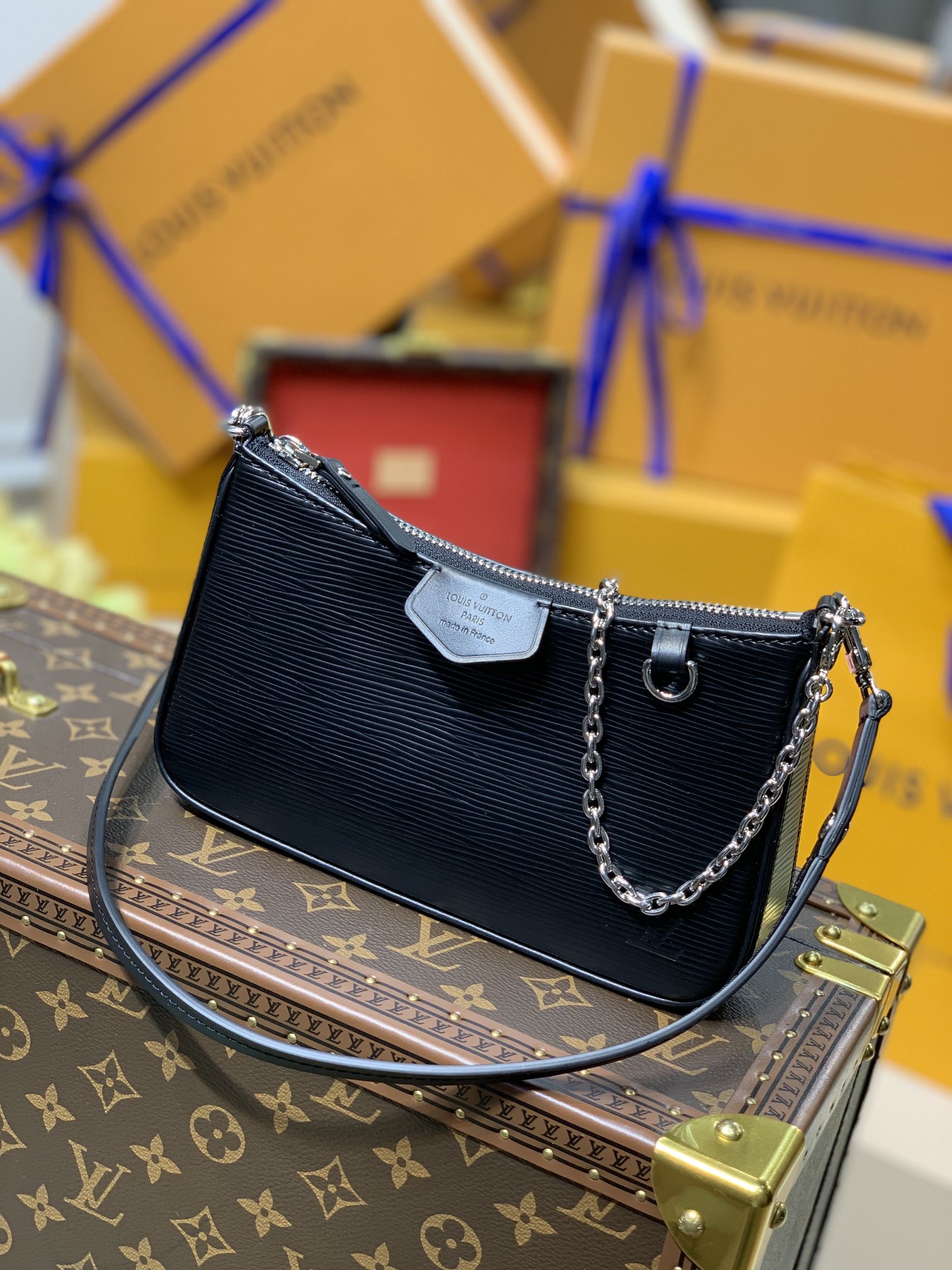 l0*is V*t0n easy pouch on strap-19*11.5*3cm