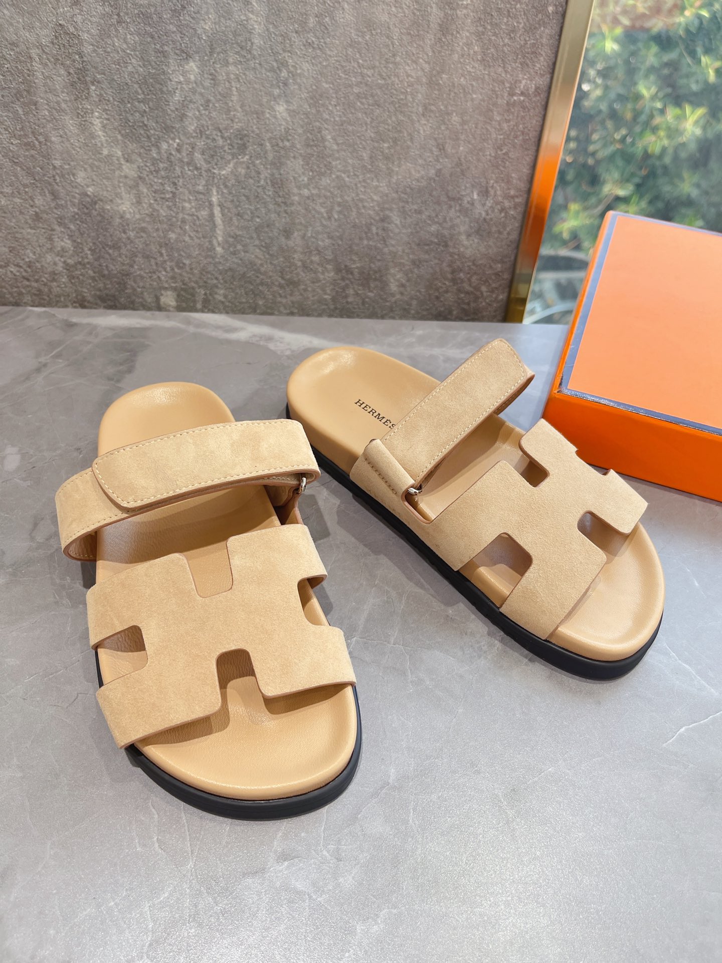 H**mes sandals