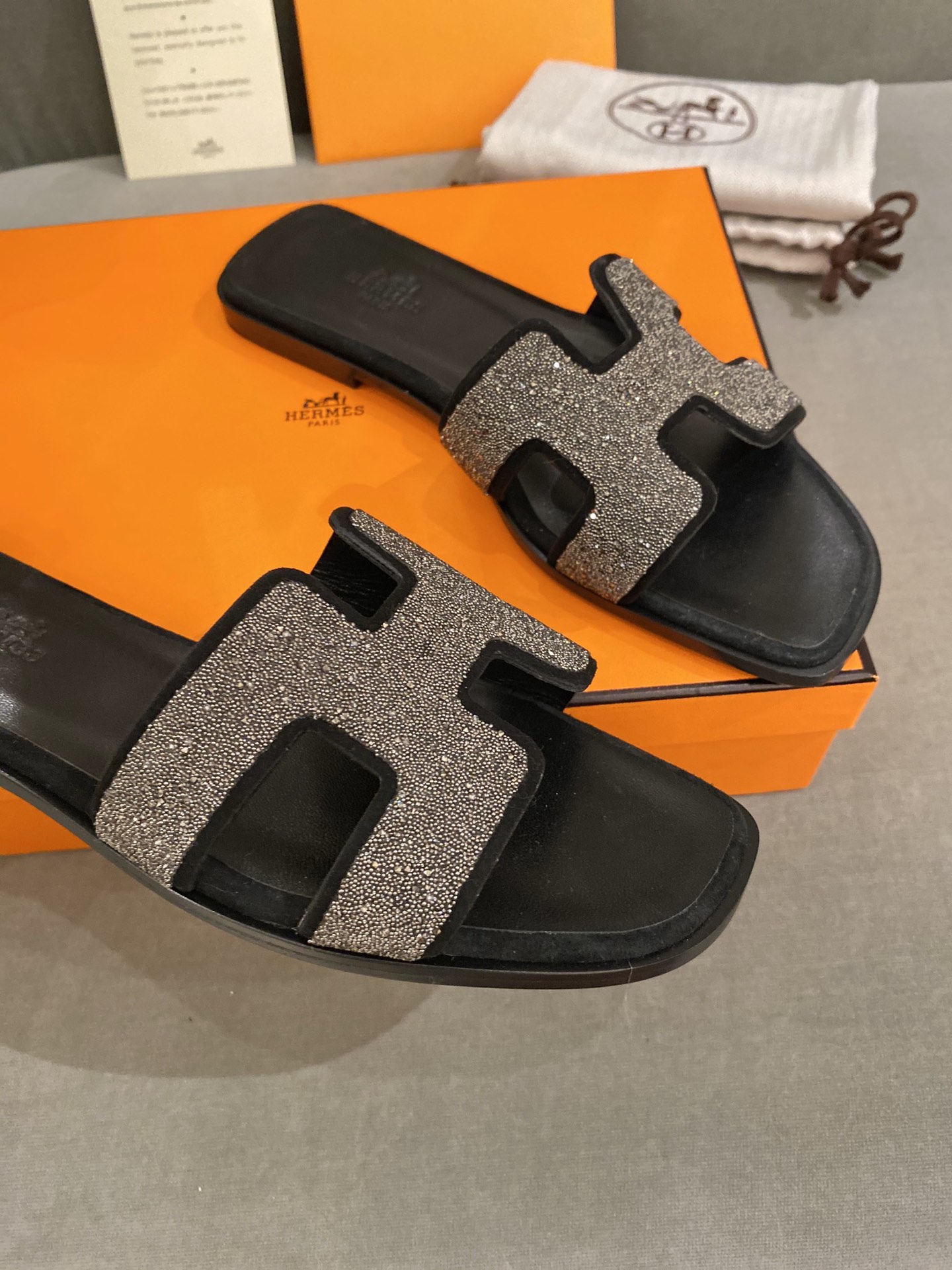 H**mes slippers