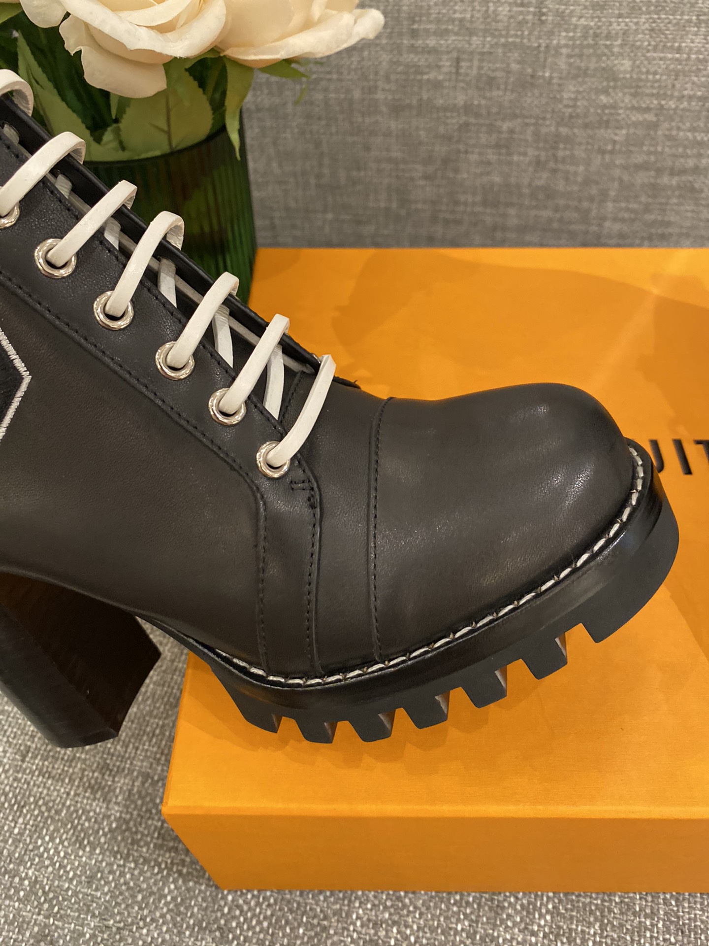 l0*is V*t0n boots