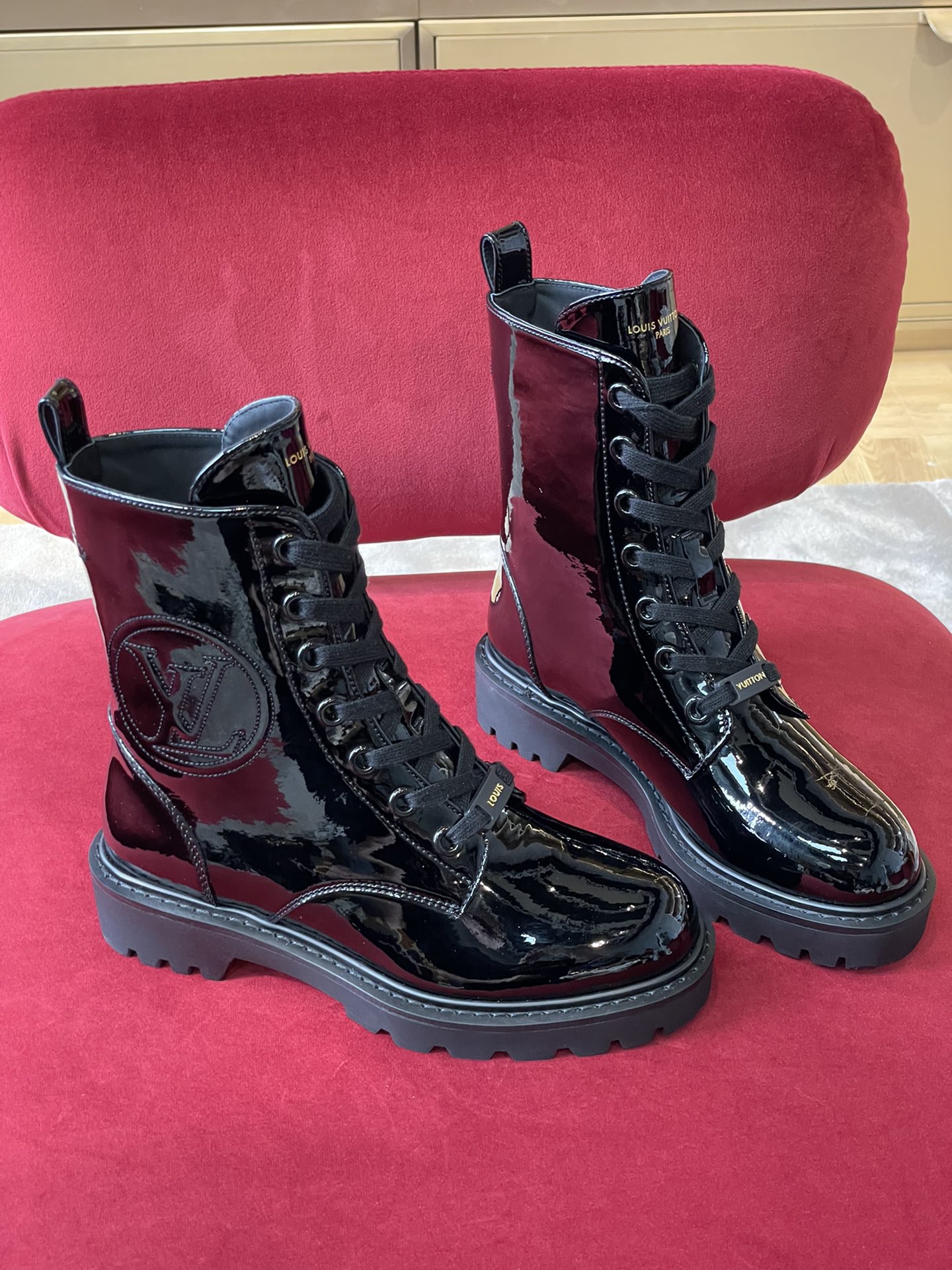 l0*is V*t0n boots