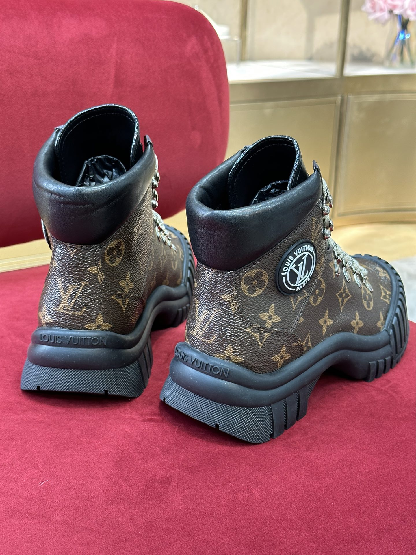 l0*is V*t0n boots