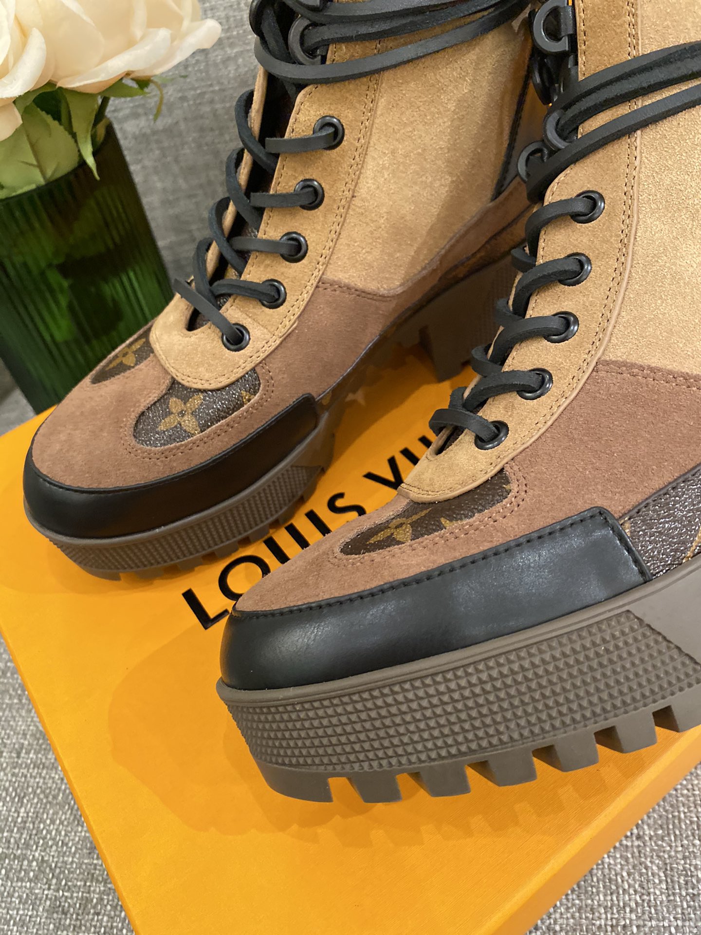 l0*is V*t0n boots